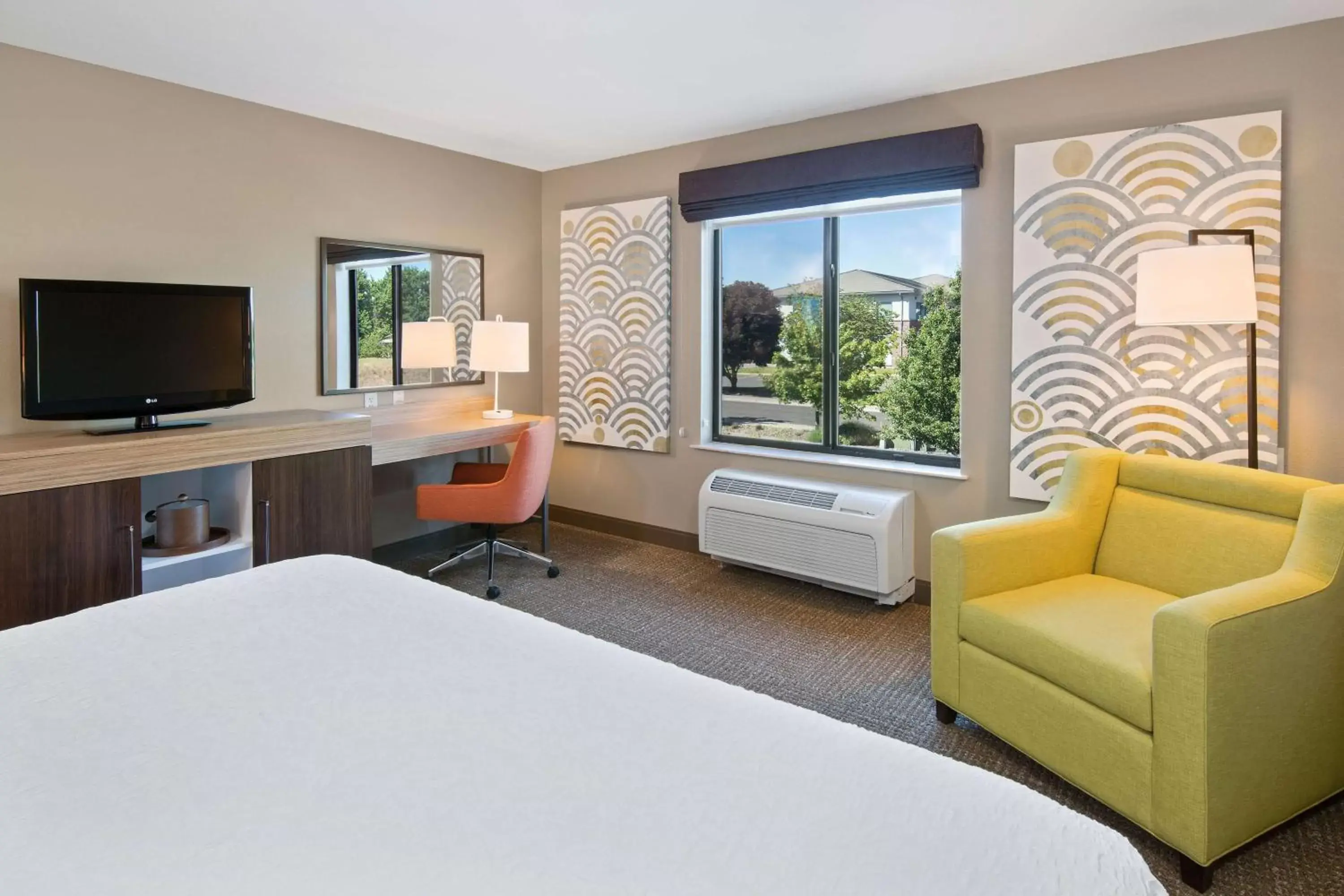 Bedroom, TV/Entertainment Center in Hampton Inn & Suites by Hilton Walla Walla