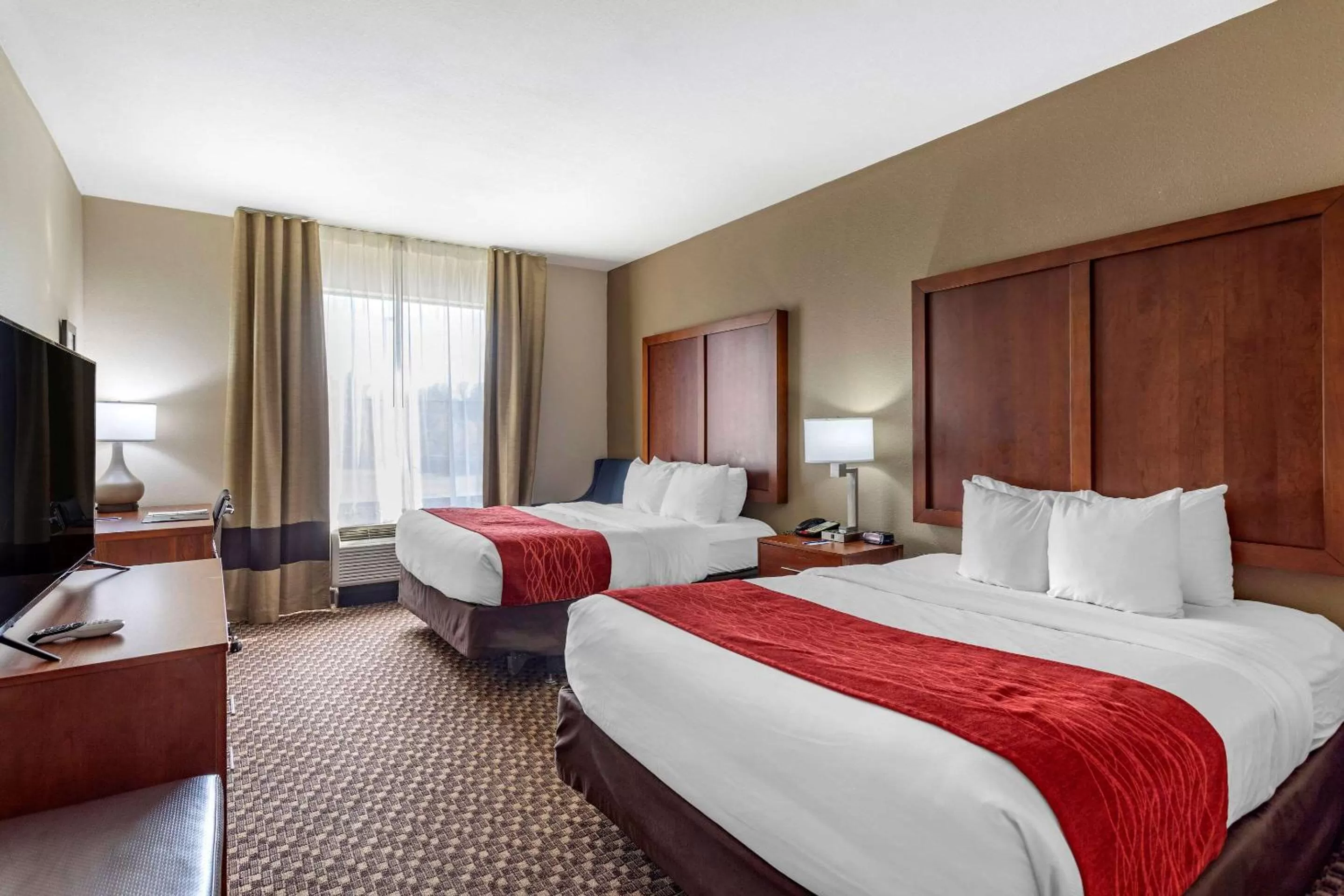 Photo of the whole room, Bed in Comfort Inn & Suites Atoka-Millington