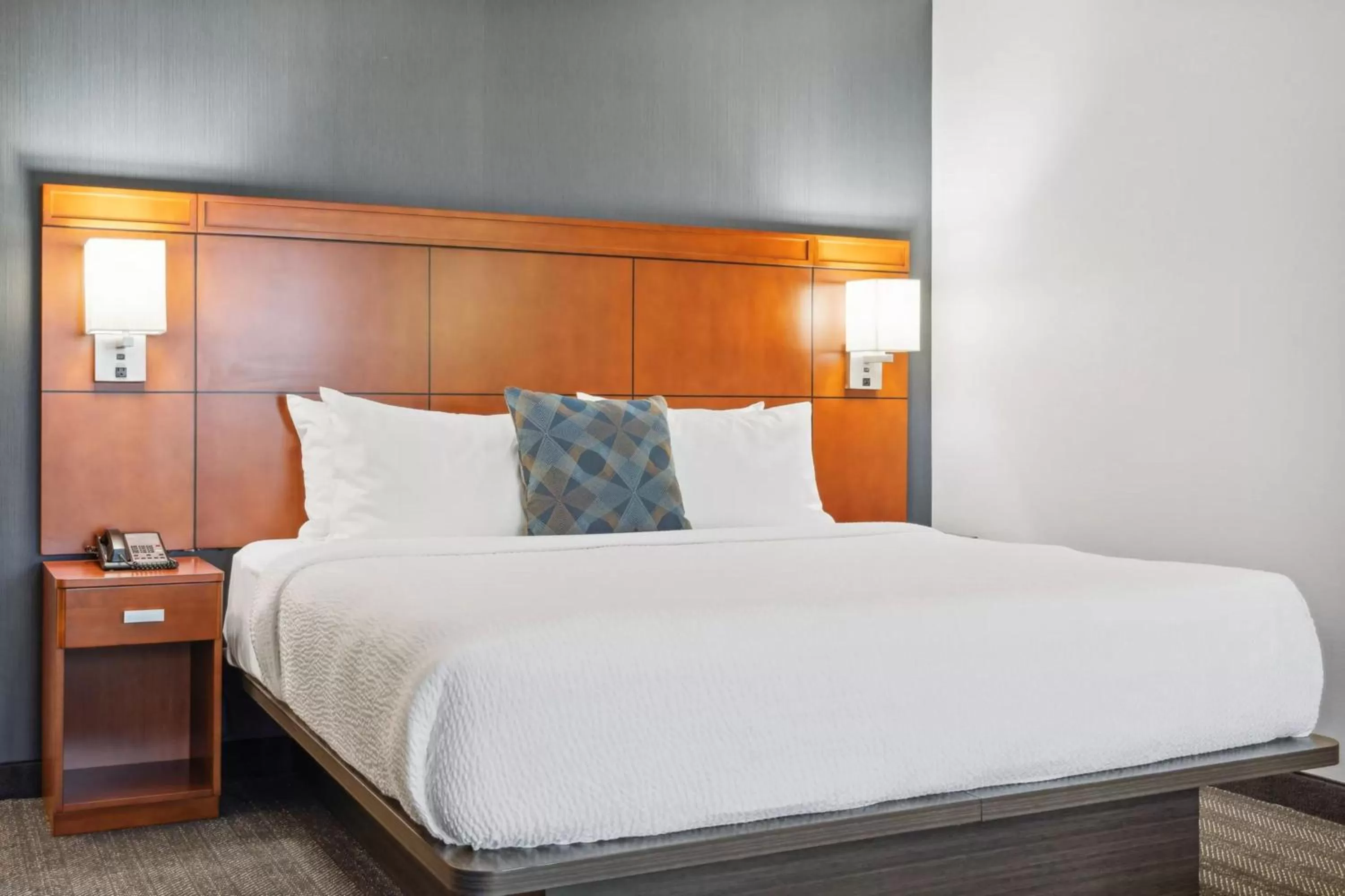 King Room with Sofa Bed and Adapted Tub - Mobility and Hearing Accessible in Courtyard Burlington Williston