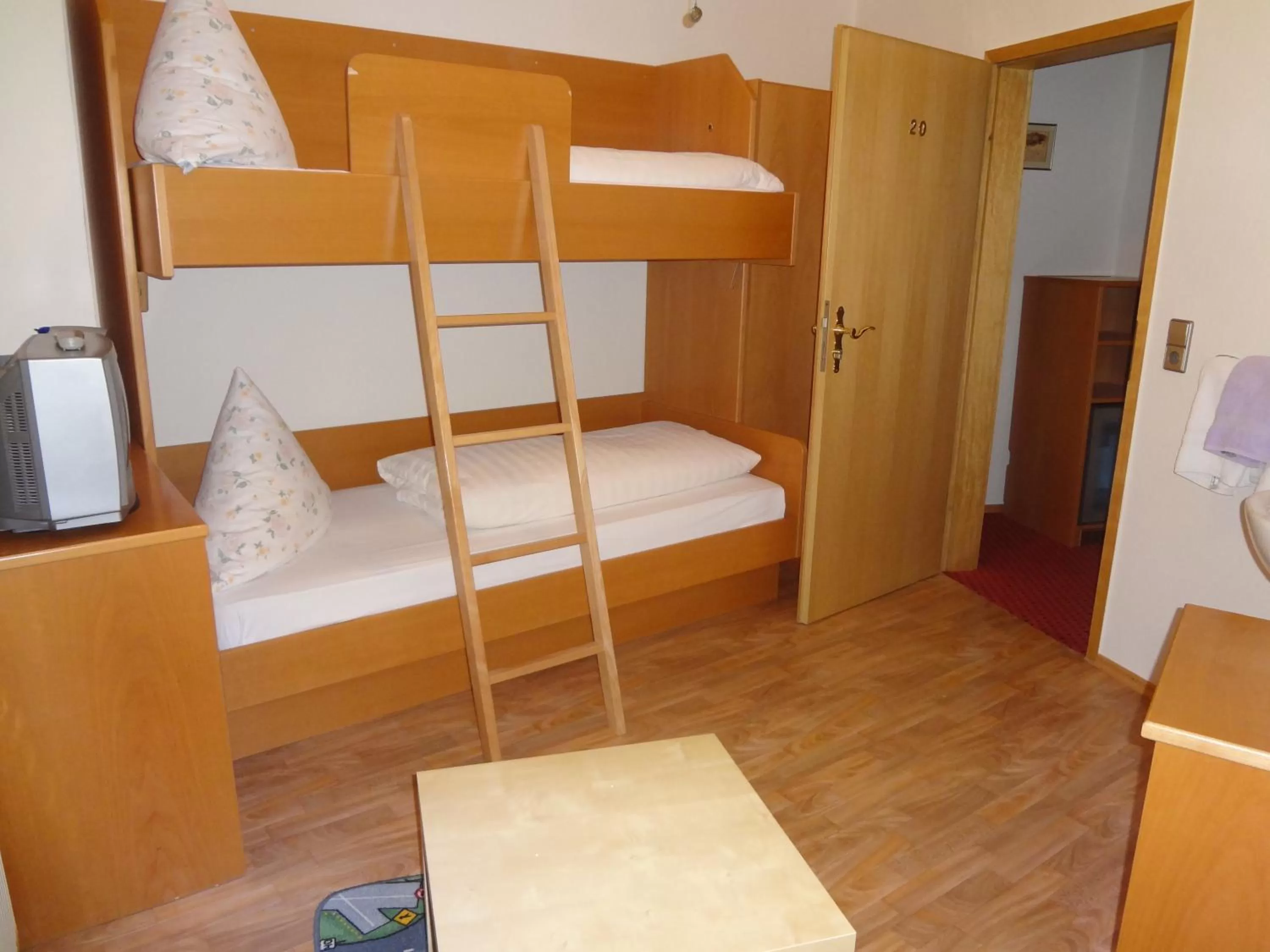 Photo of the whole room, Bed in Hotel Rose Heidelberg inklusive Frühstück, Saunanutzung und Parkplätze nach Verfügbarkeit