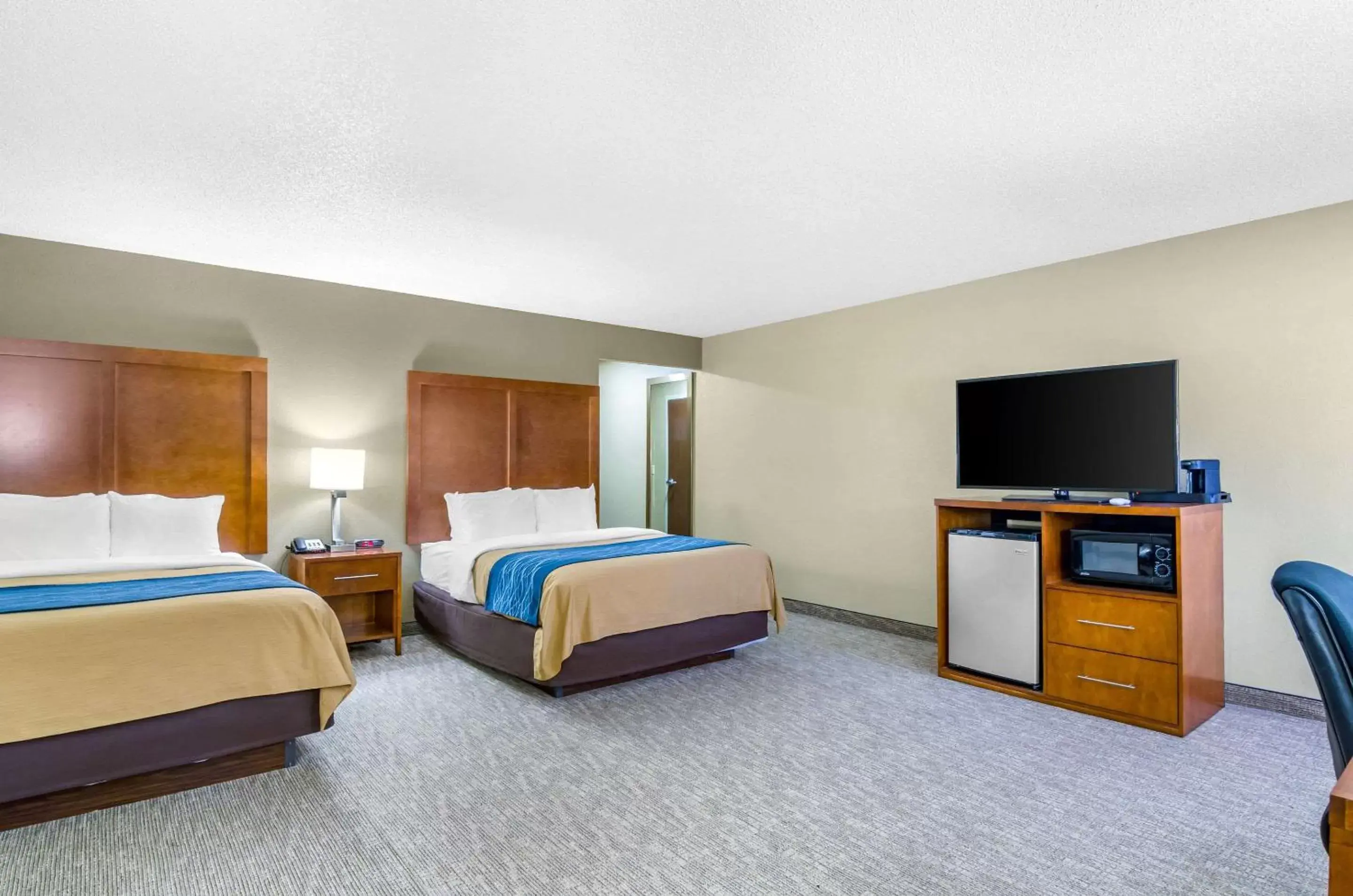 Photo of the whole room, Bed in Comfort Inn Ottawa