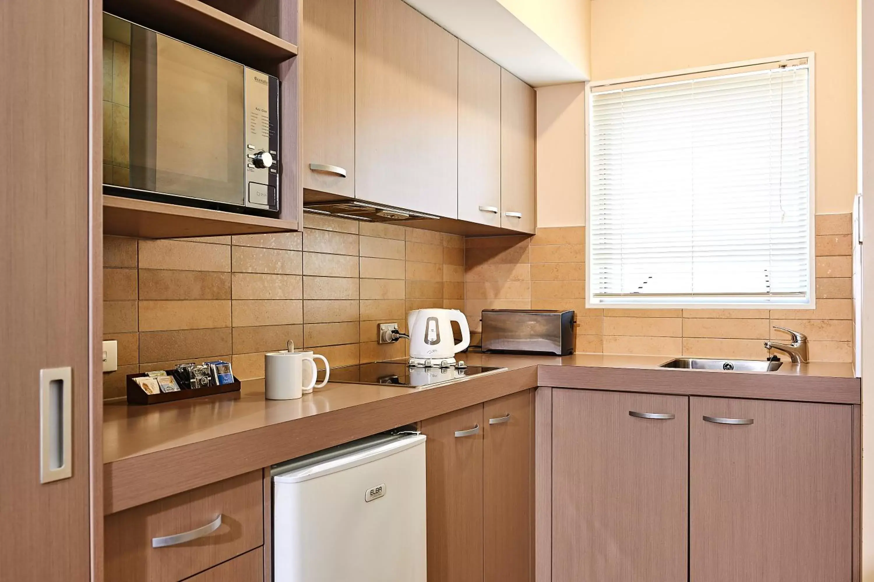 Coffee/tea facilities, Kitchen/Kitchenette in Auckland Airport Lodge