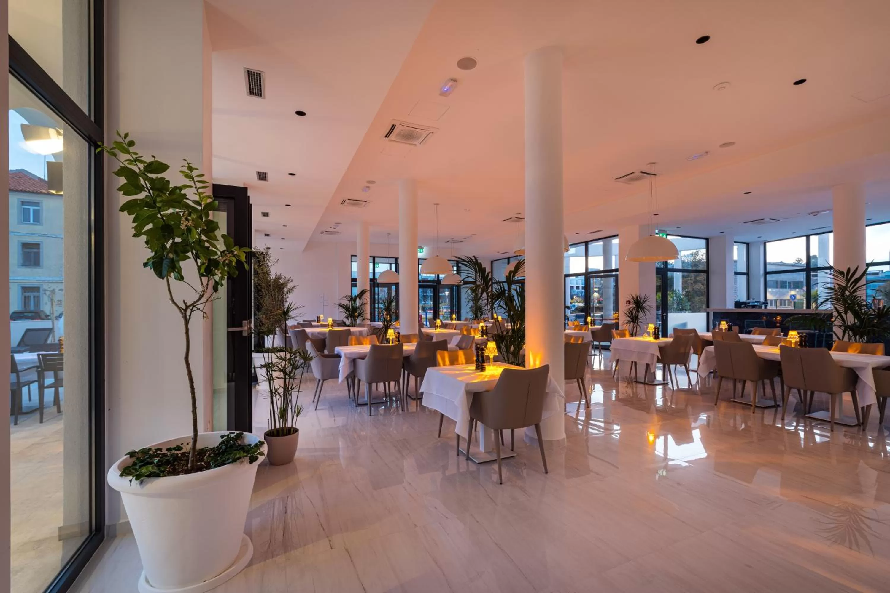Restaurant/places to eat in Miramare Hotel
