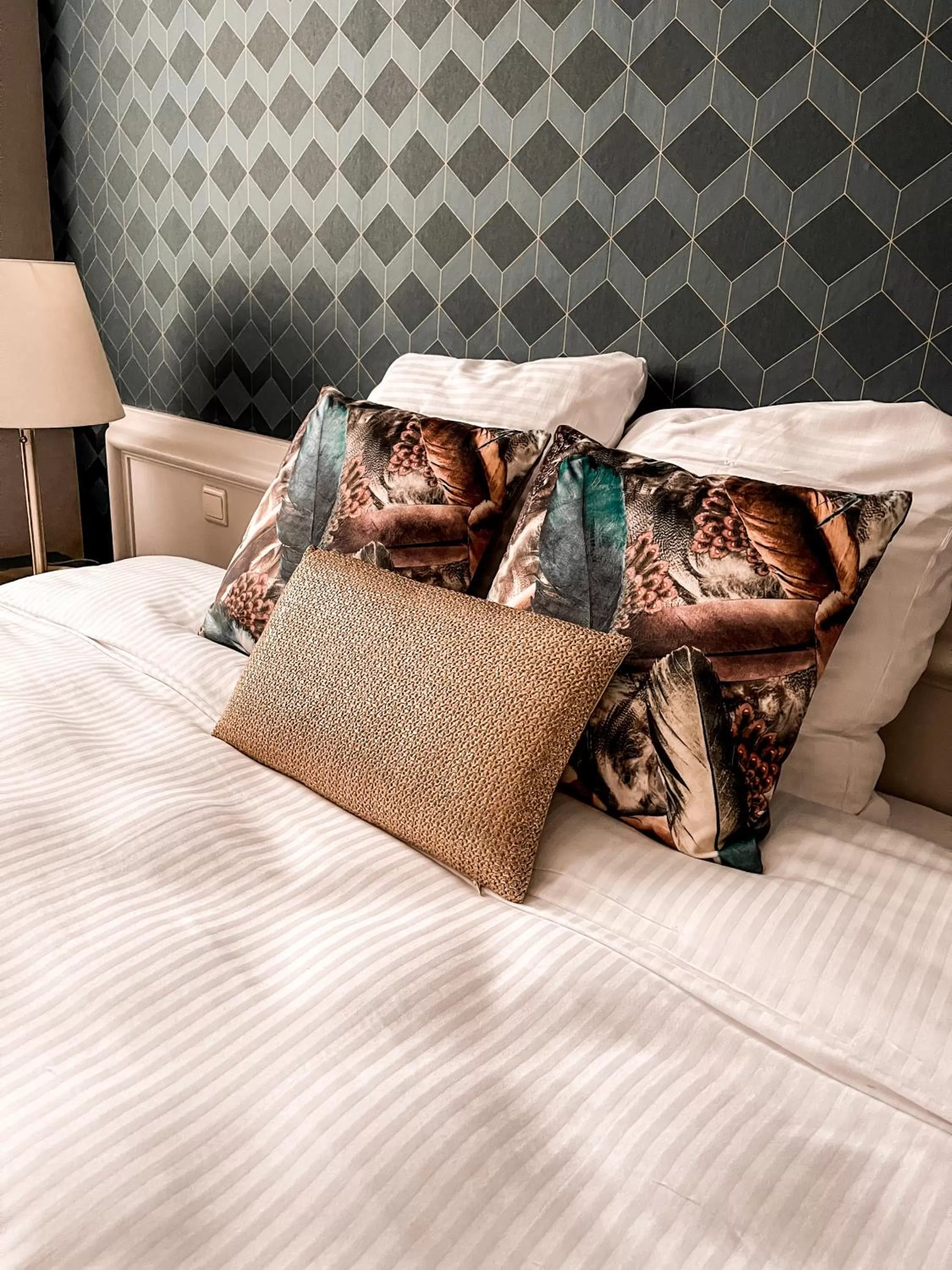 Bed in Hotel La Pomme d'Or