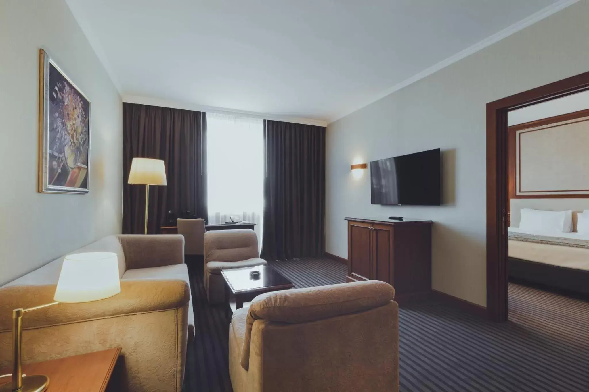 Photo of the whole room, TV/Entertainment Center in Holiday Inn Skopje, an IHG Hotel