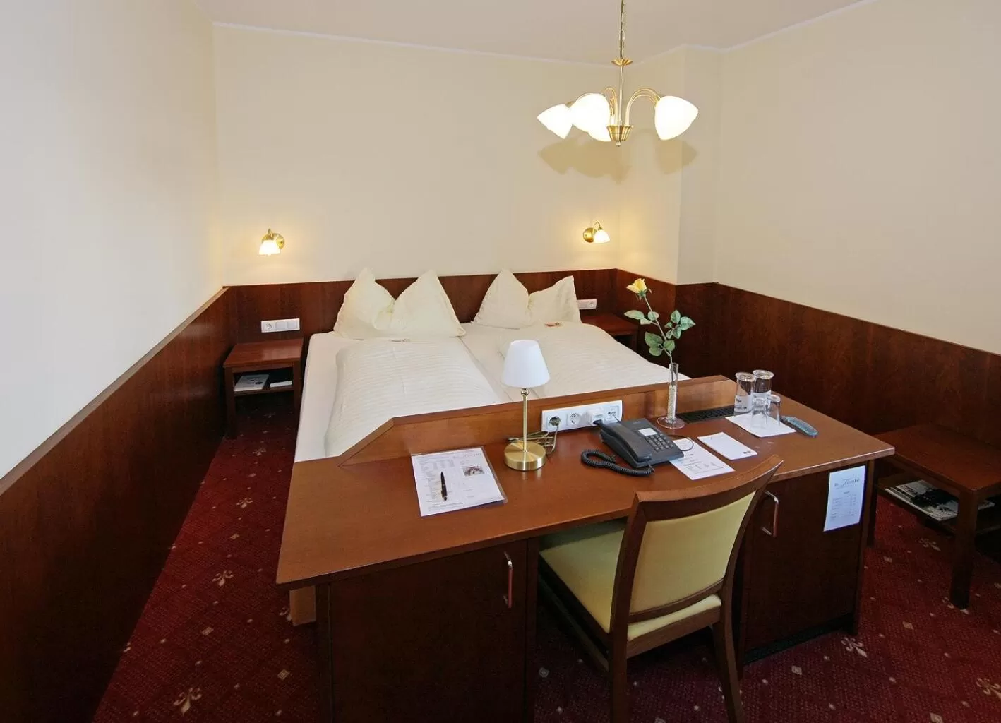 Photo of the whole room, Bed in Der Kaiserhof Ried