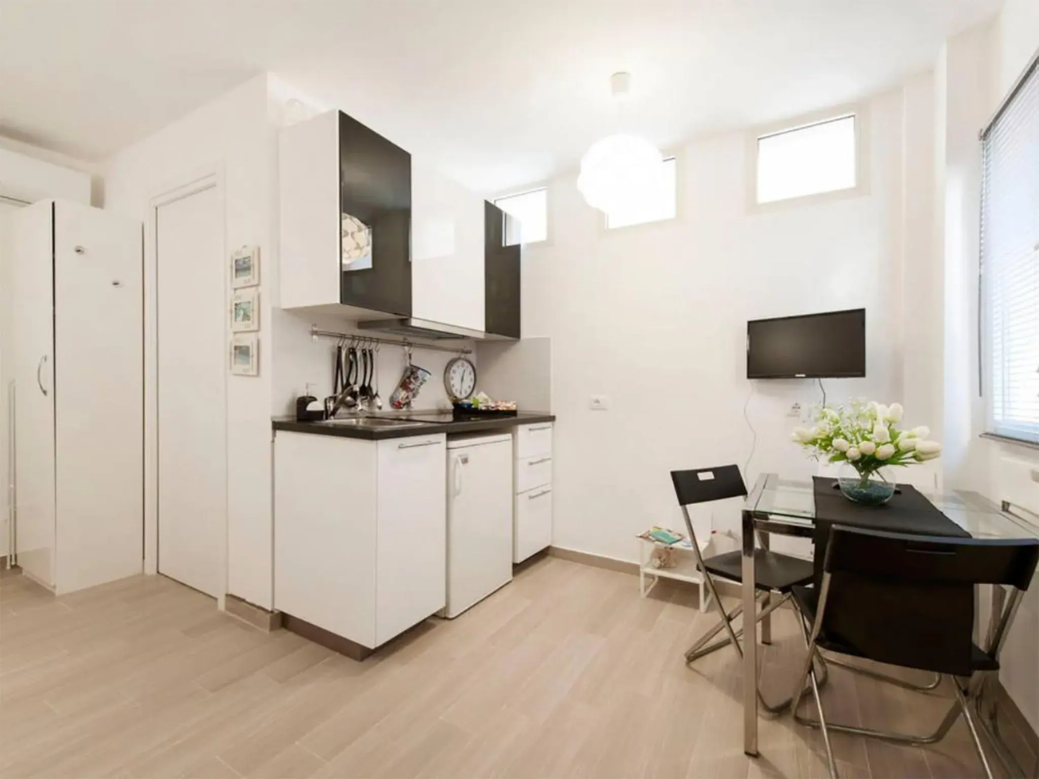 Photo of the whole room, Kitchen/Kitchenette in Condotti Apartment