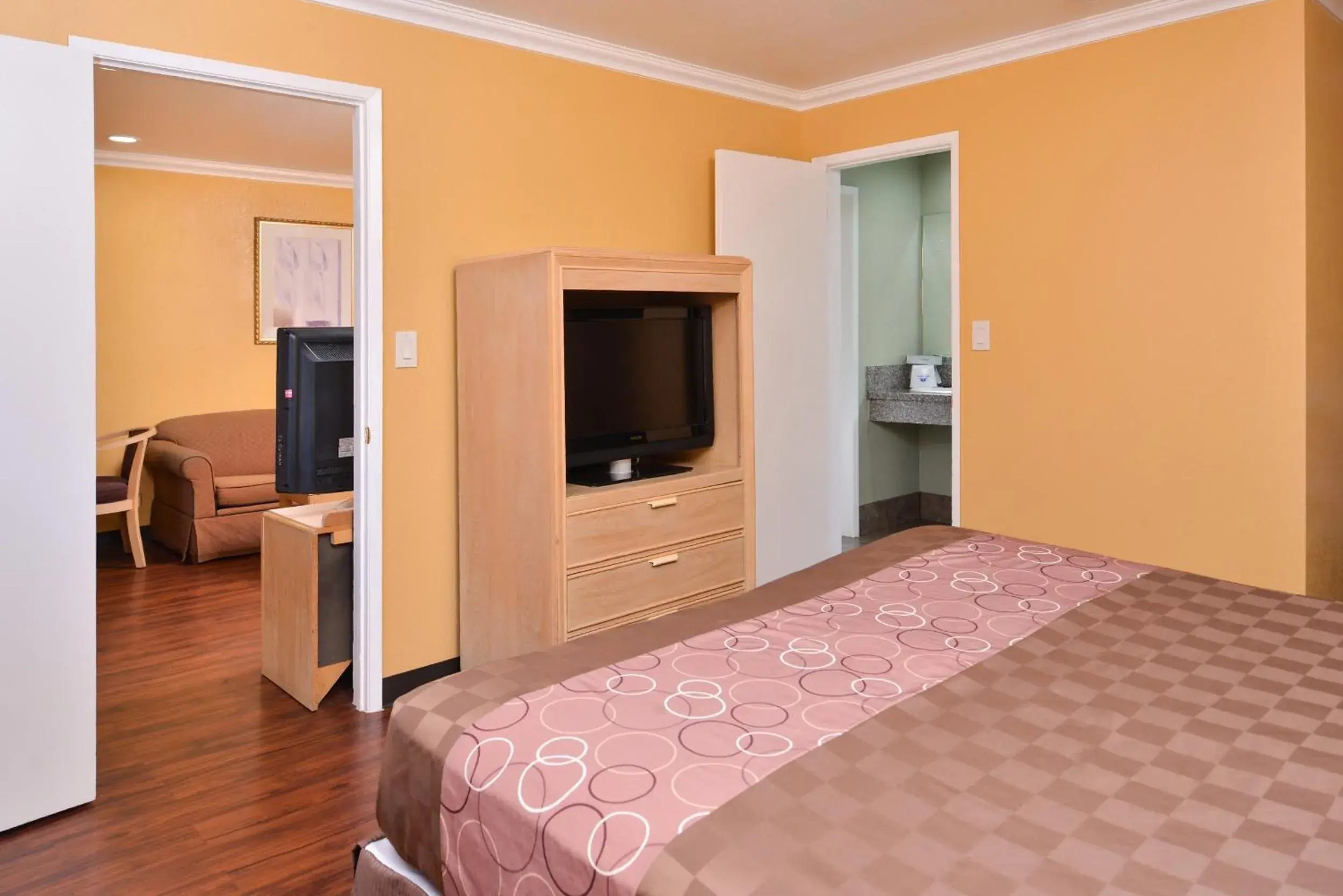 Bedroom, TV/Entertainment Center in Americas Best Value Inn & Suites Clearlake Wine Country