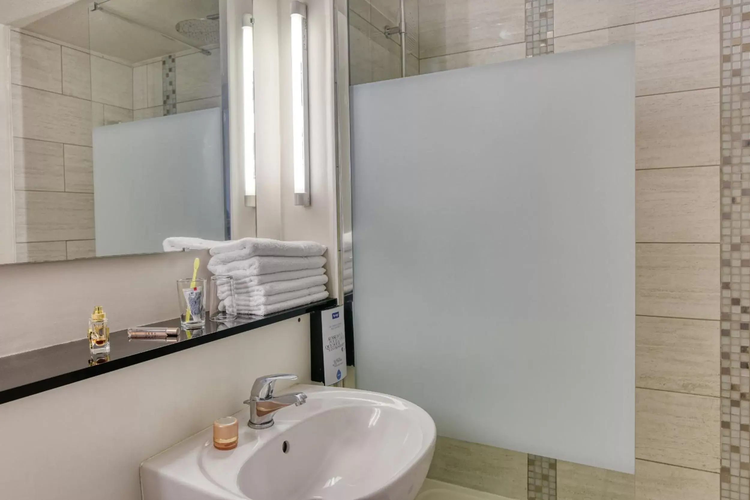 Shower, Bathroom in Kyriad Montauban Sud - Albasud