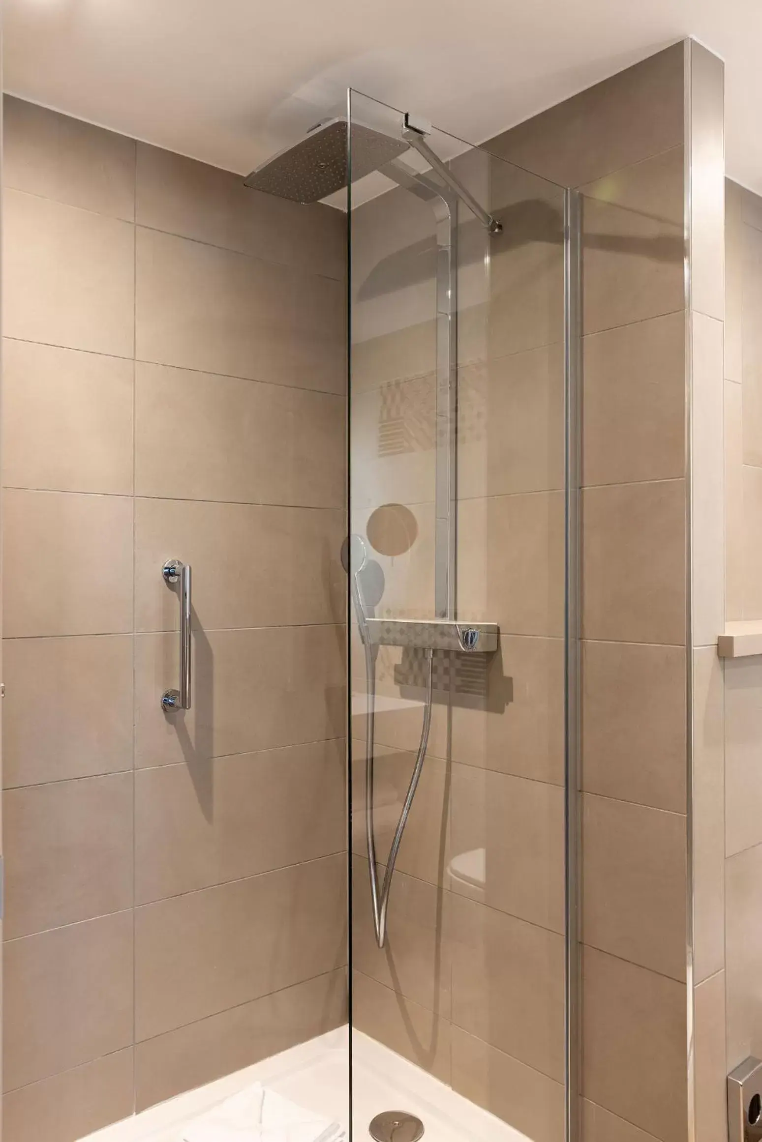 Shower, Bathroom in Hilton Garden Inn Le Havre Centre