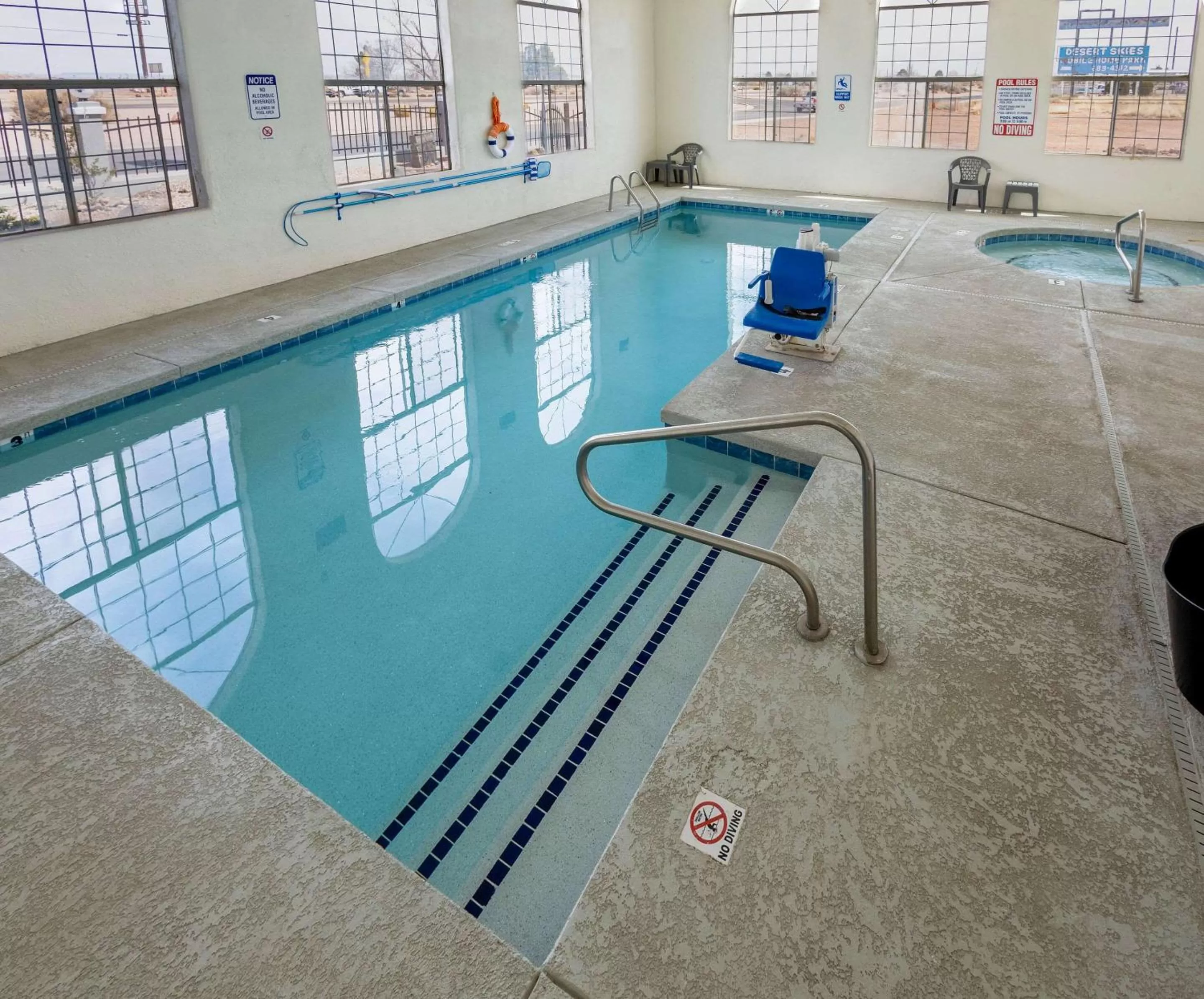 Swimming pool in Quality Inn Winslow I-40