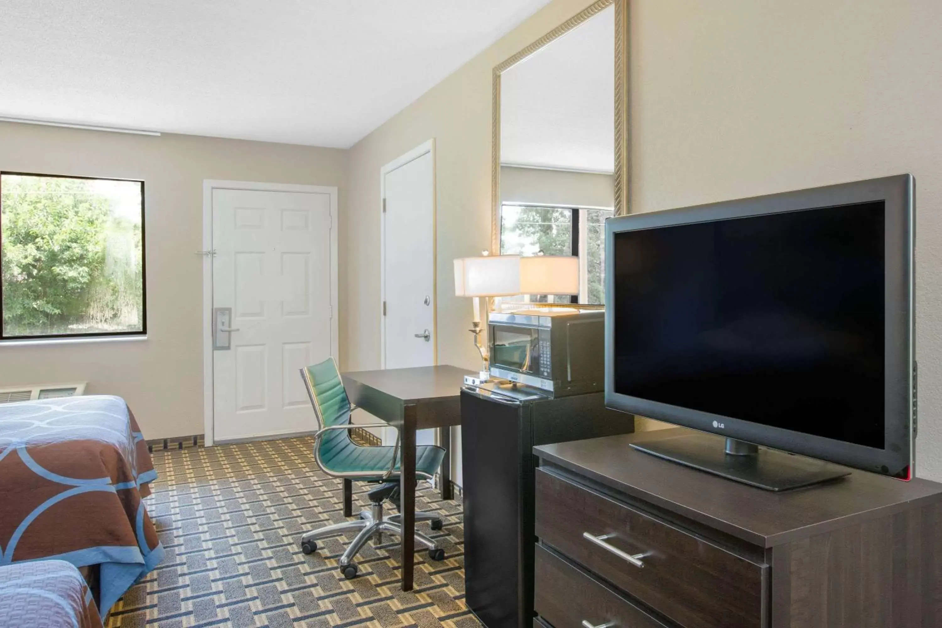 Photo of the whole room, TV/Entertainment Center in Super 8 by Wyndham Brinkley