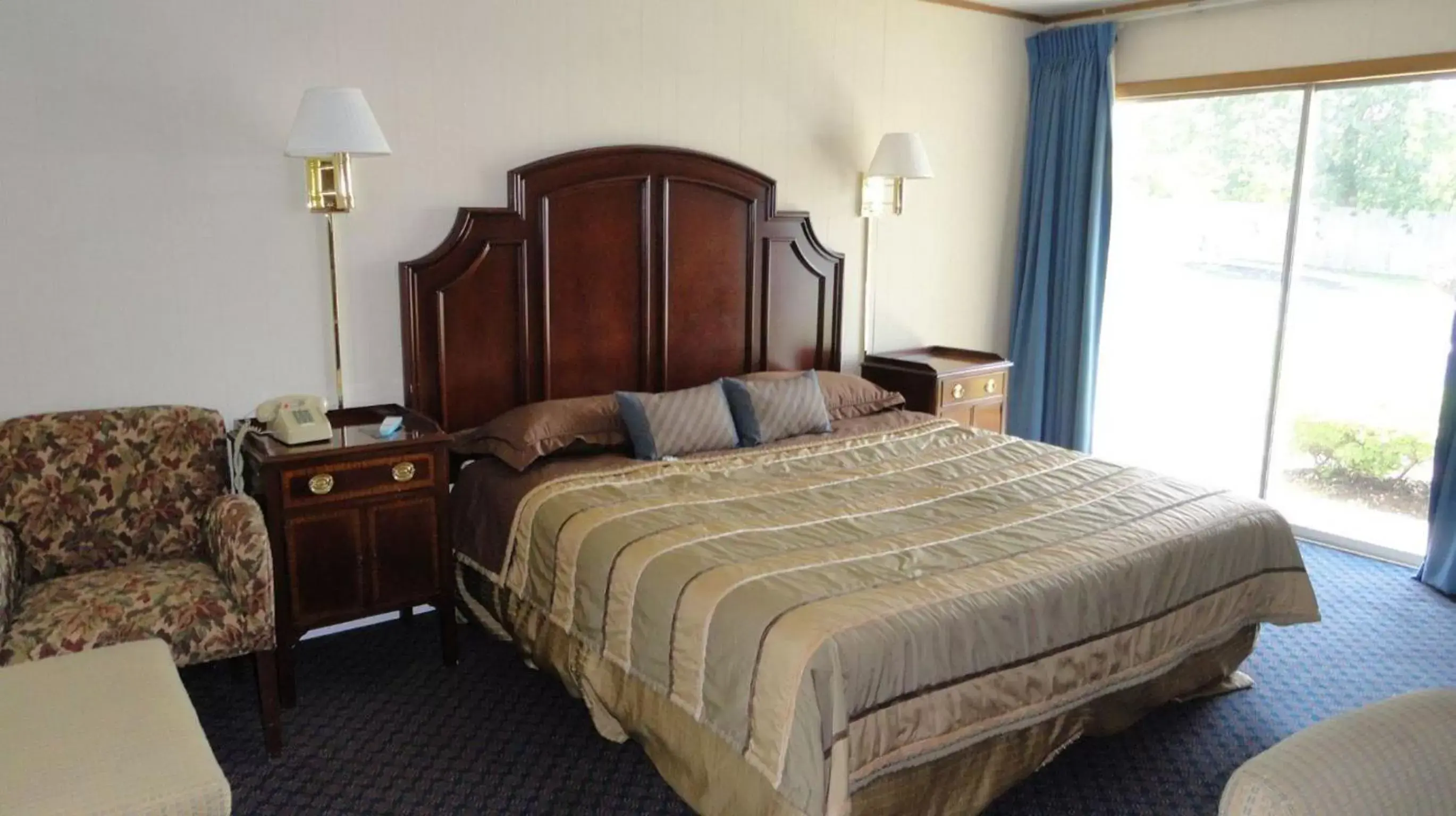 Bed in Harbor Base Inn