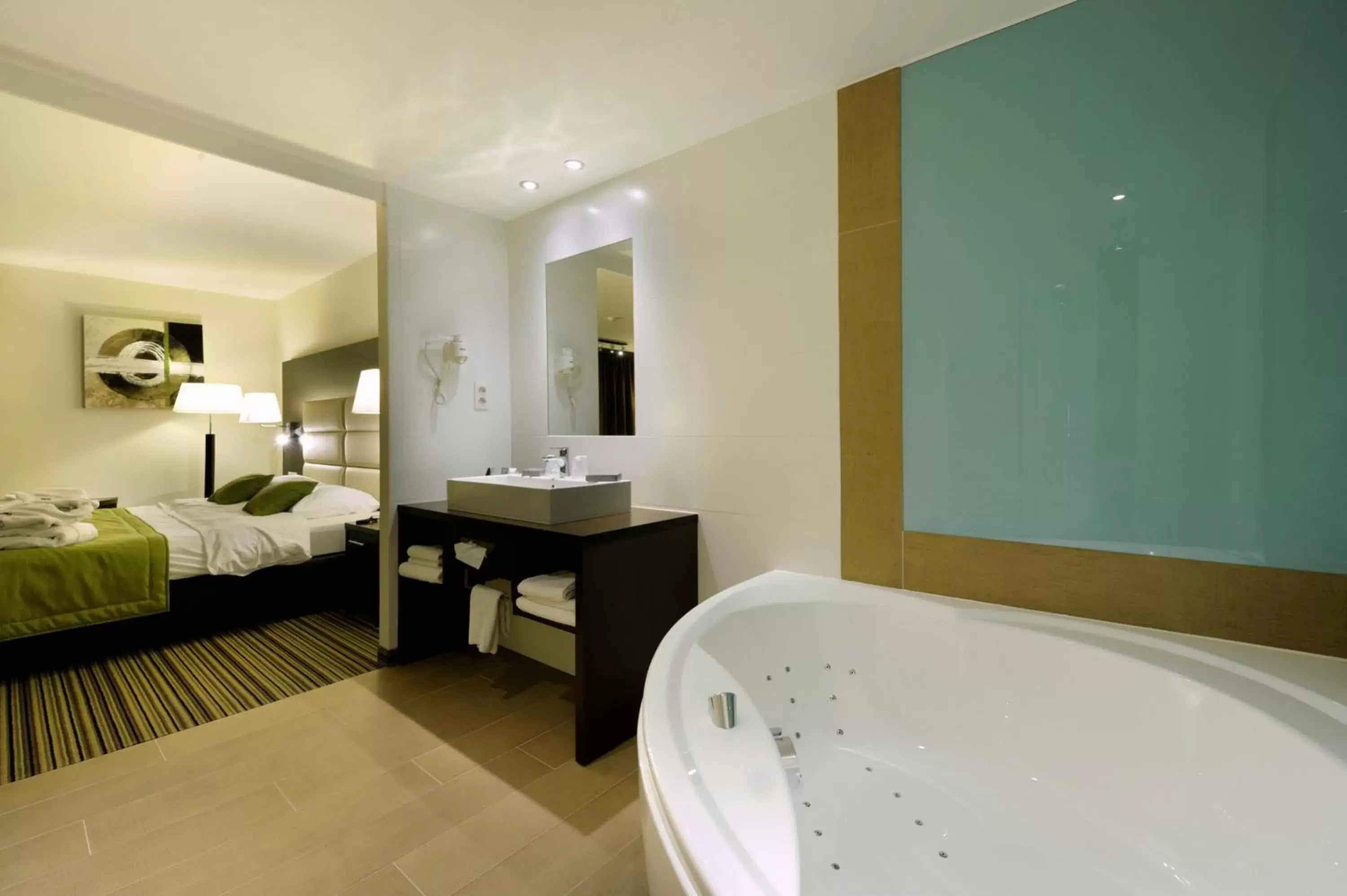 Photo of the whole room, Bathroom in Hotel Charleroi Airport - Van Der Valk