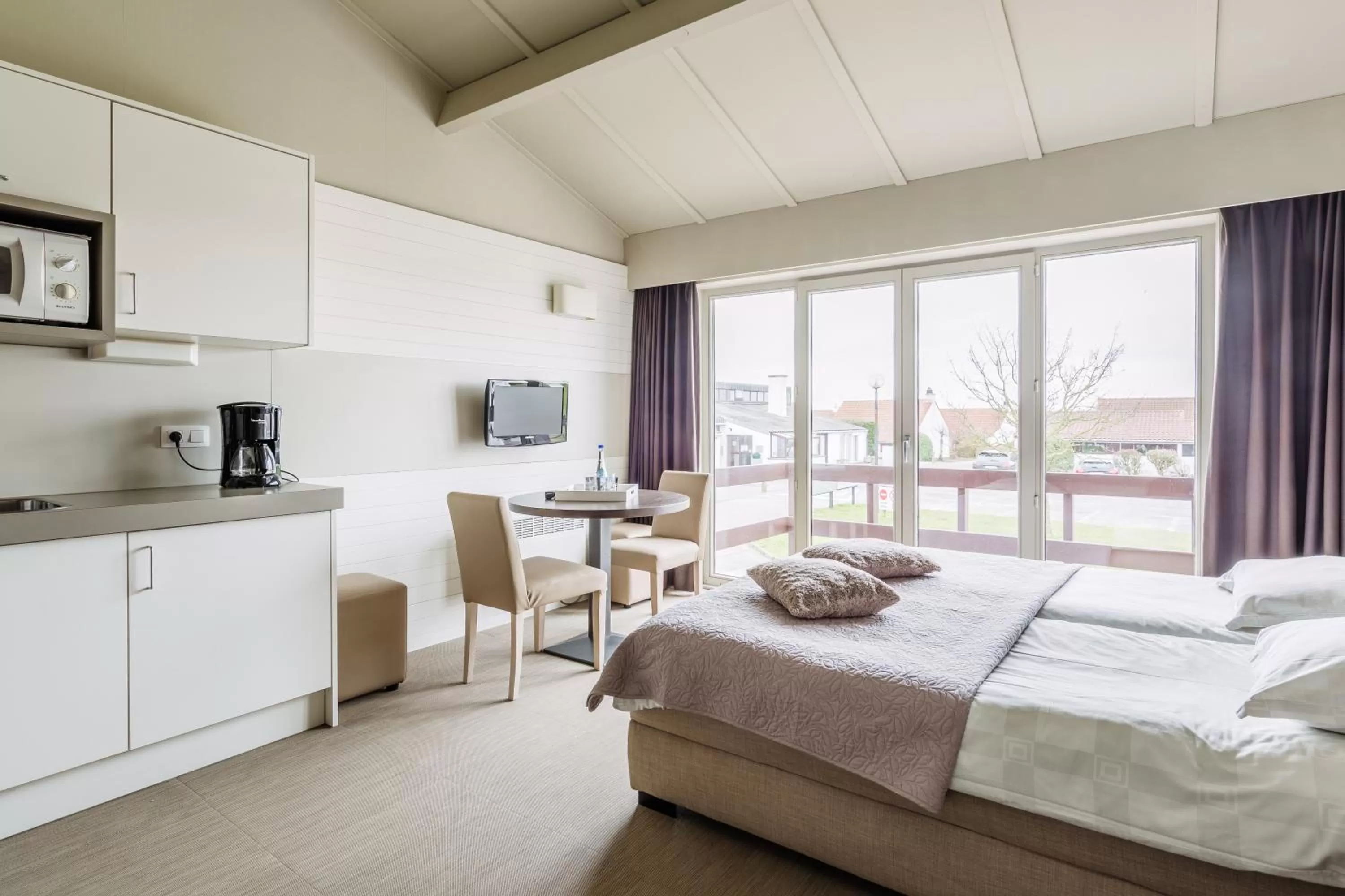 Living room, Bed in C-Hotels Zeegalm