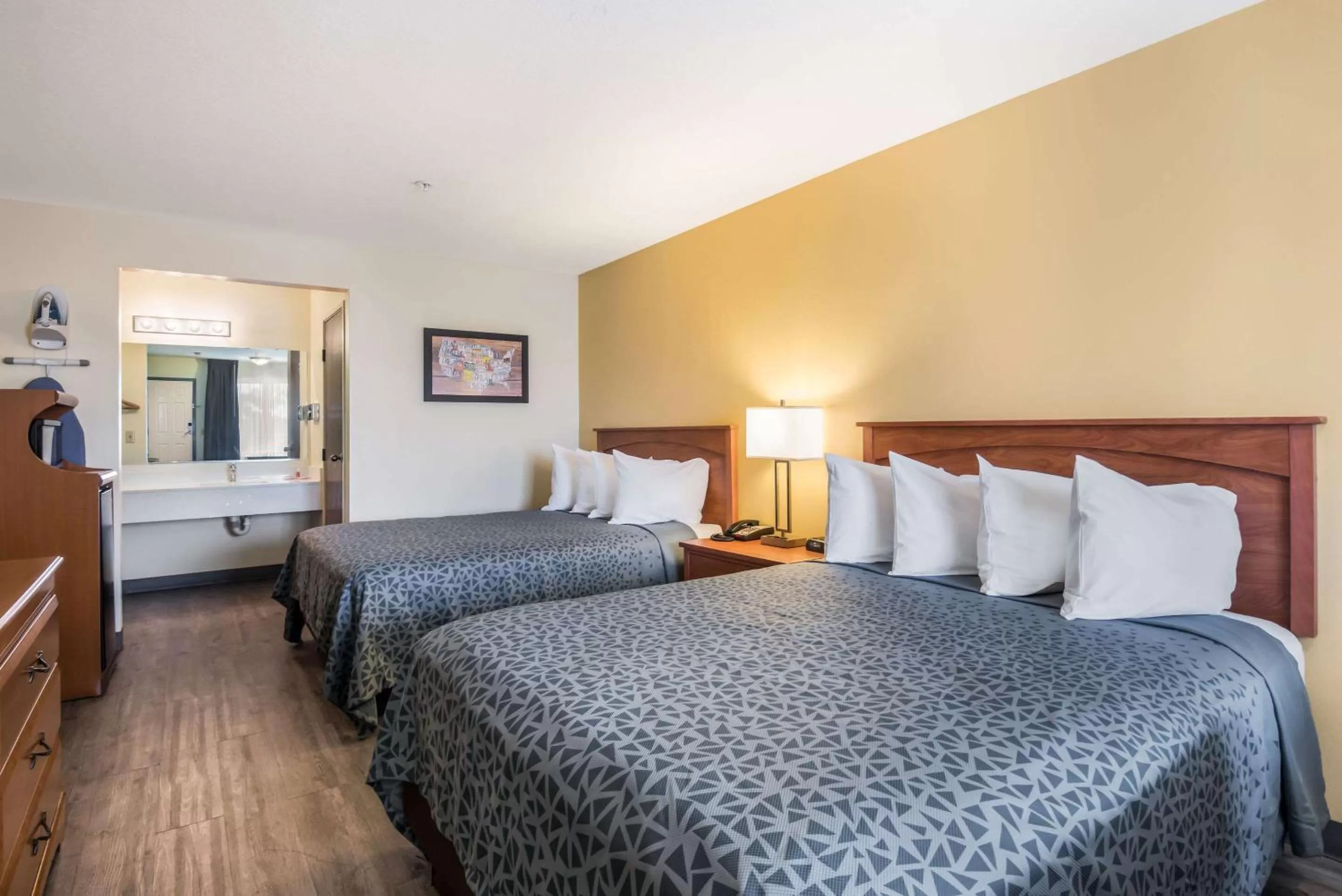 Photo of the whole room, Bed in Econo Lodge Inn & Suites Lodi - Wine Country Area