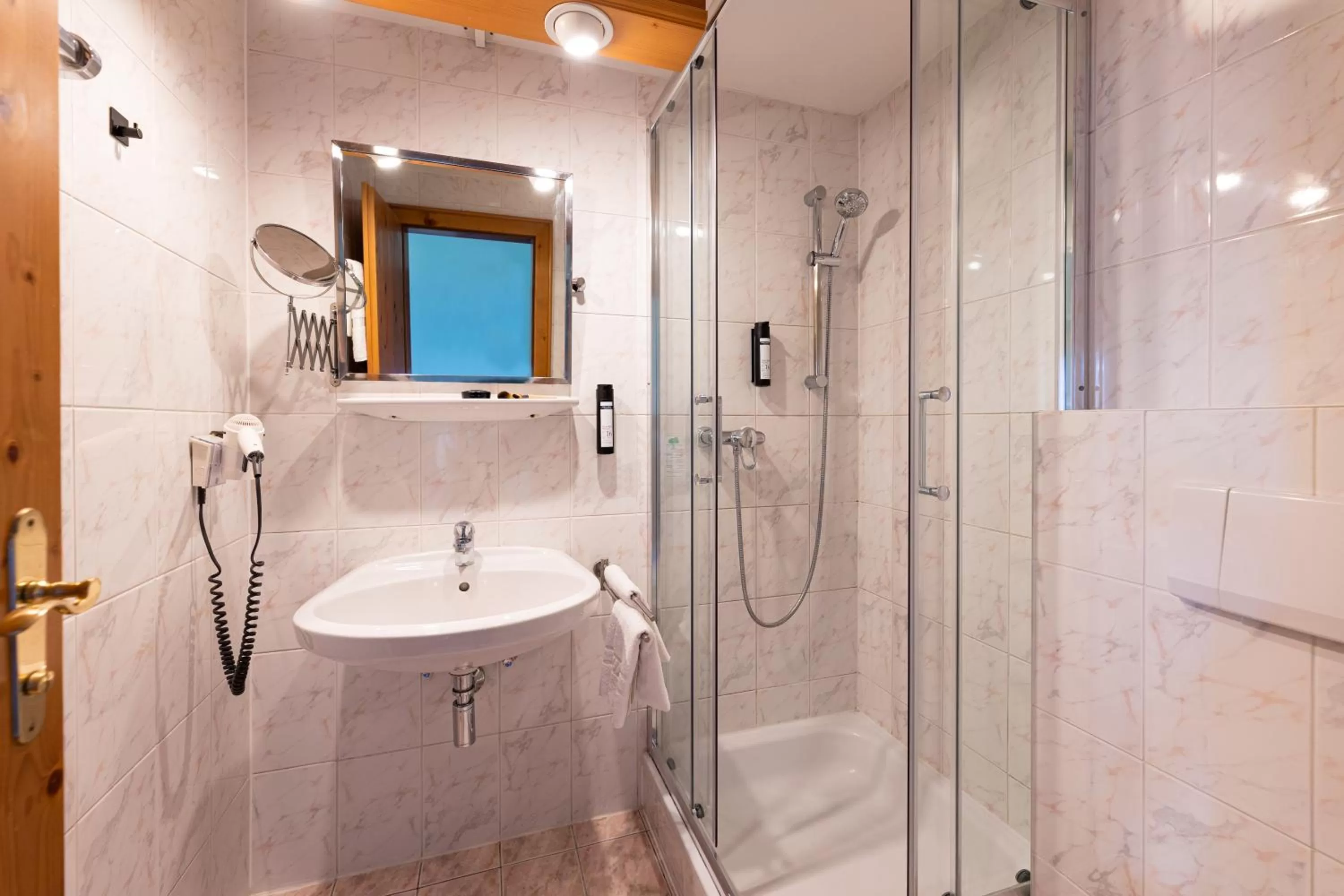 Shower in Wellness Aparthotel "Lechlife" incl Pool - 400m zum LIFT