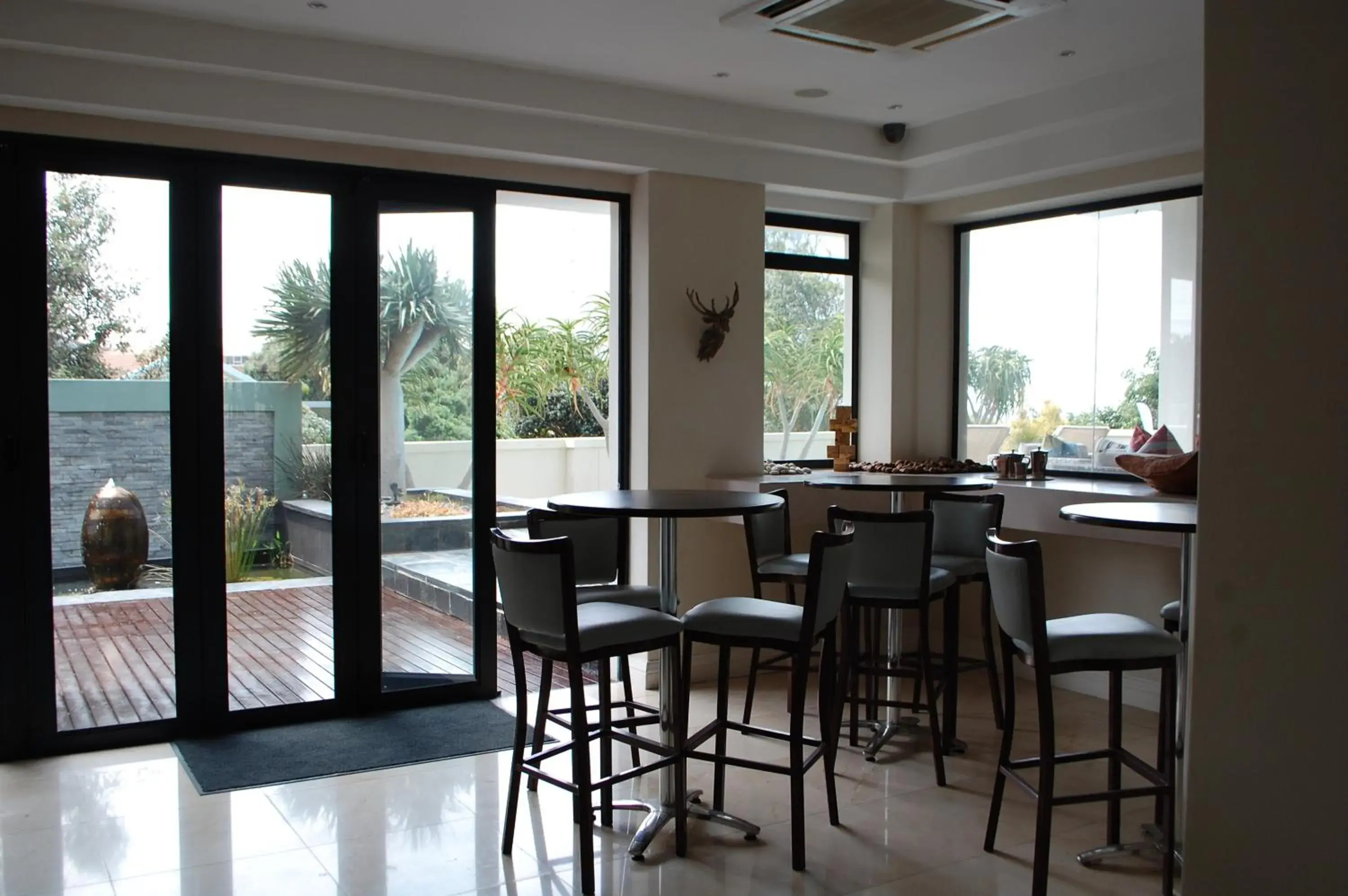 Lounge or bar, Restaurant/Places to Eat in Isango Gate Boutique Hotel And Spa