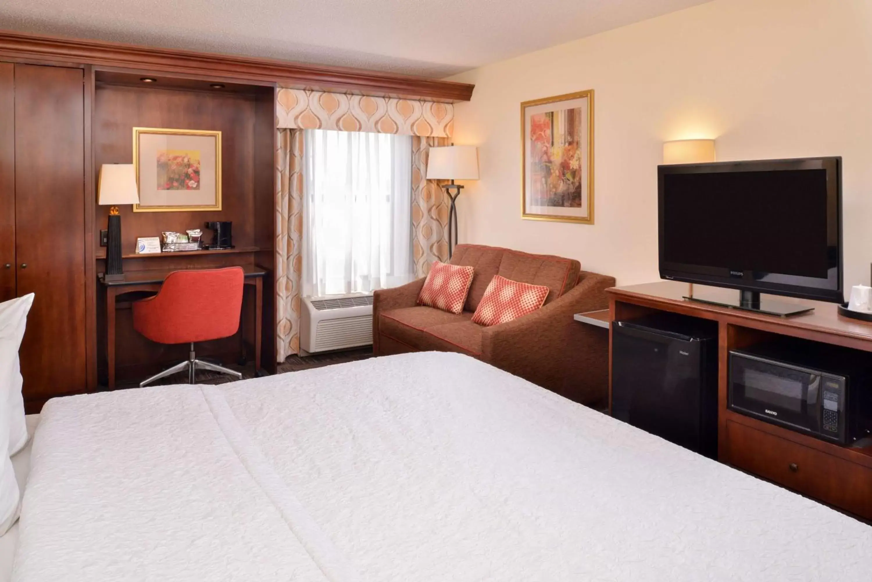 Bedroom, TV/Entertainment Center in Hampton Inn Elkhart