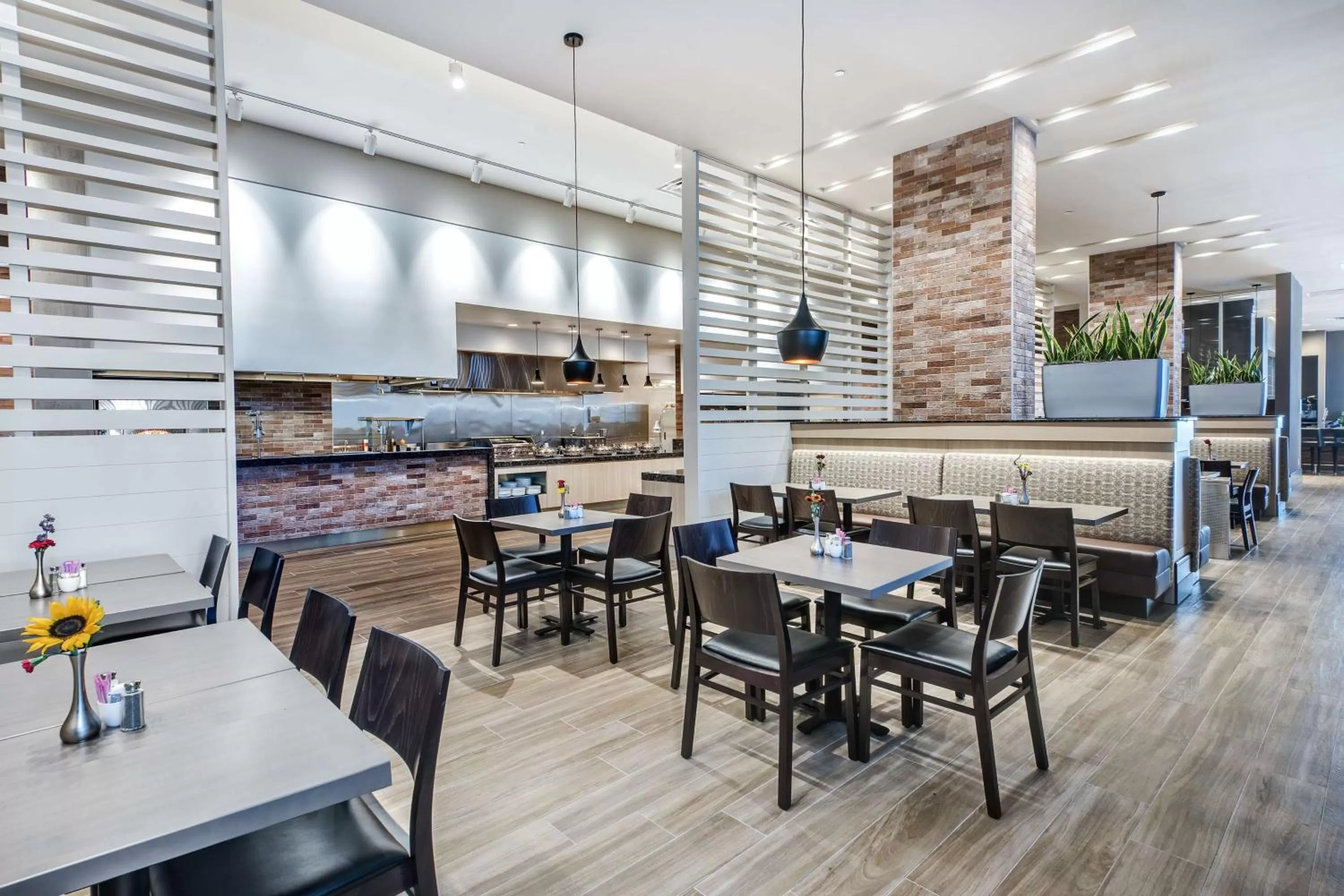 Dining area in Embassy Suites By Hilton College Station