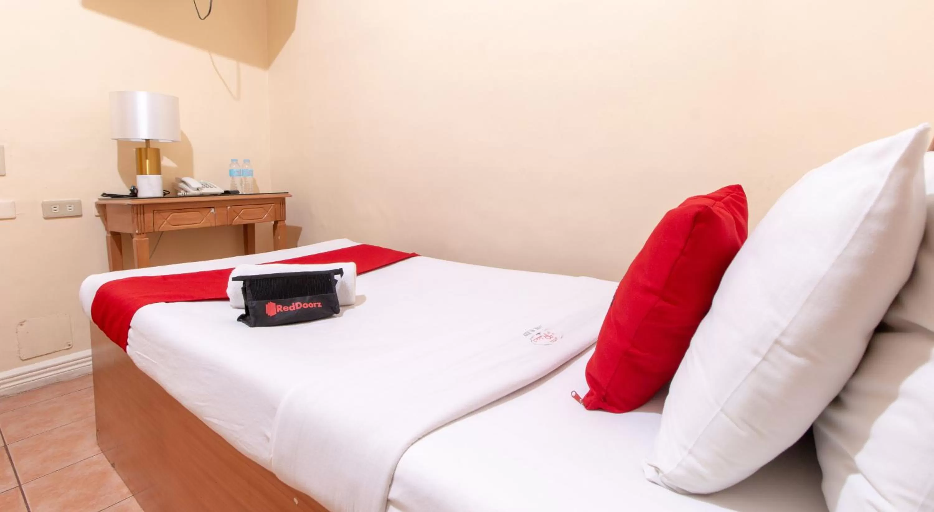 Photo of the whole room, Bed in RedDoorz @ Downtown Tacloban