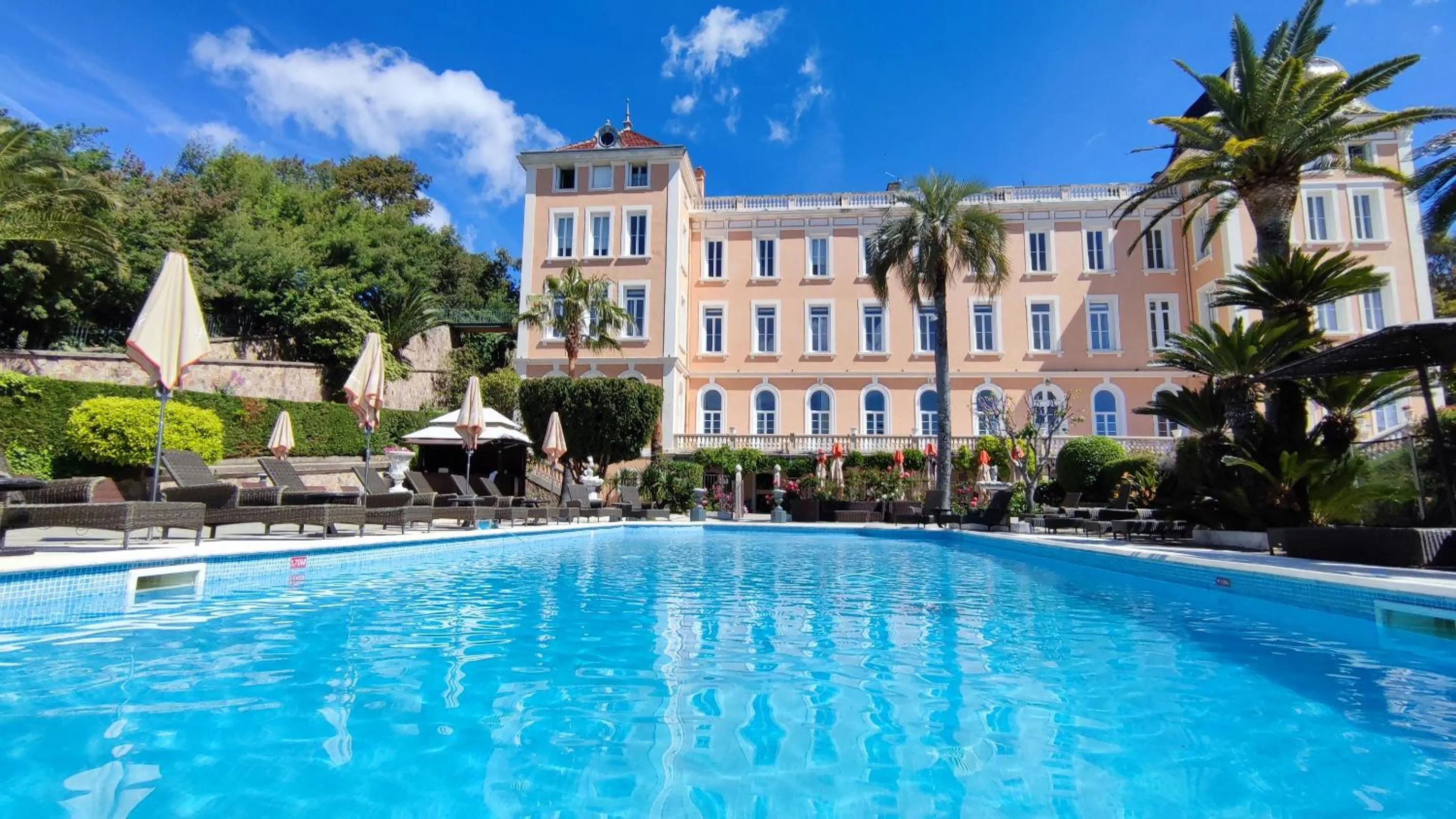 Swimming pool in Hôtel l'Orangeraie