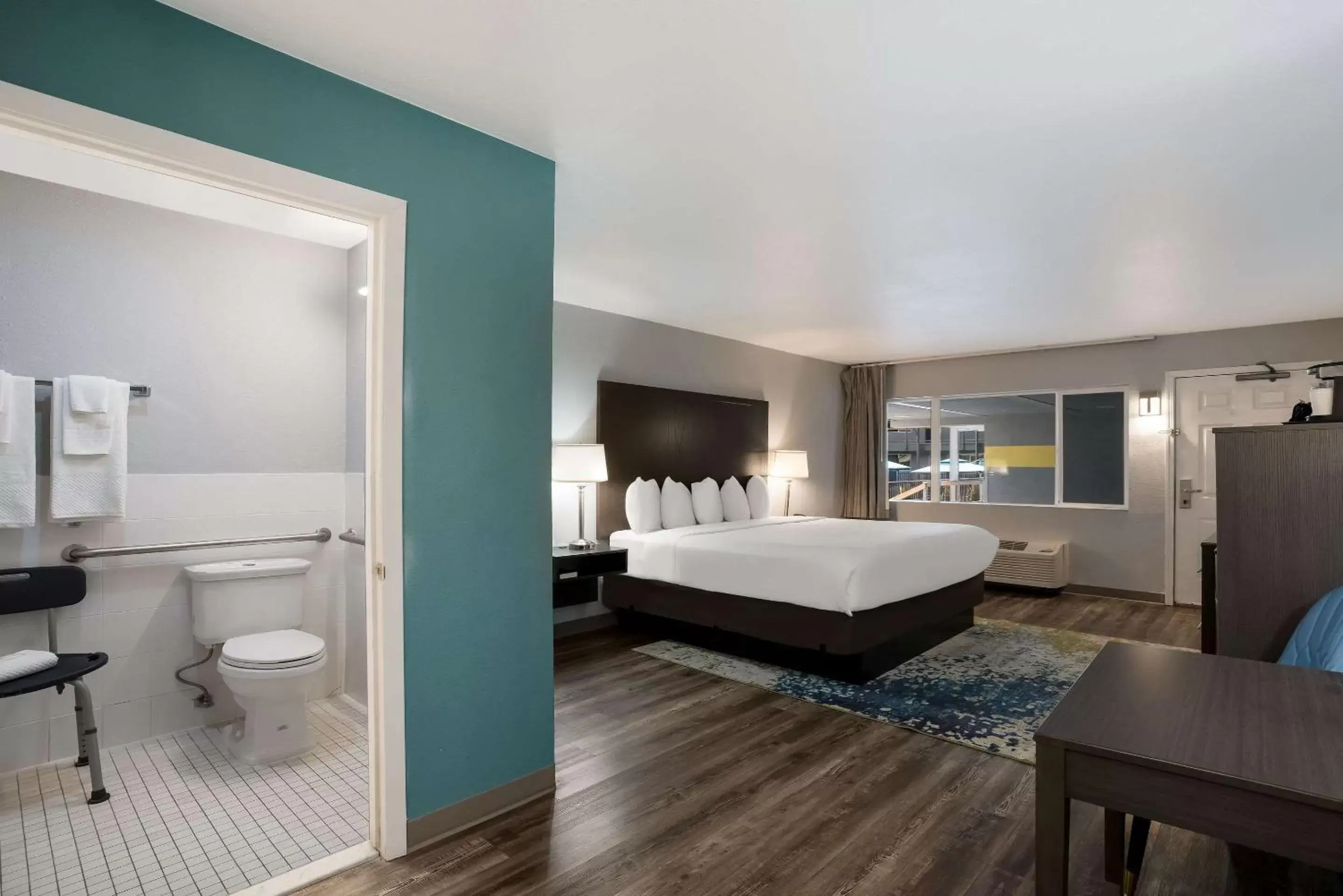 Bedroom, Bathroom in Richland Riverfront Hotel, Ascend Hotel Collection