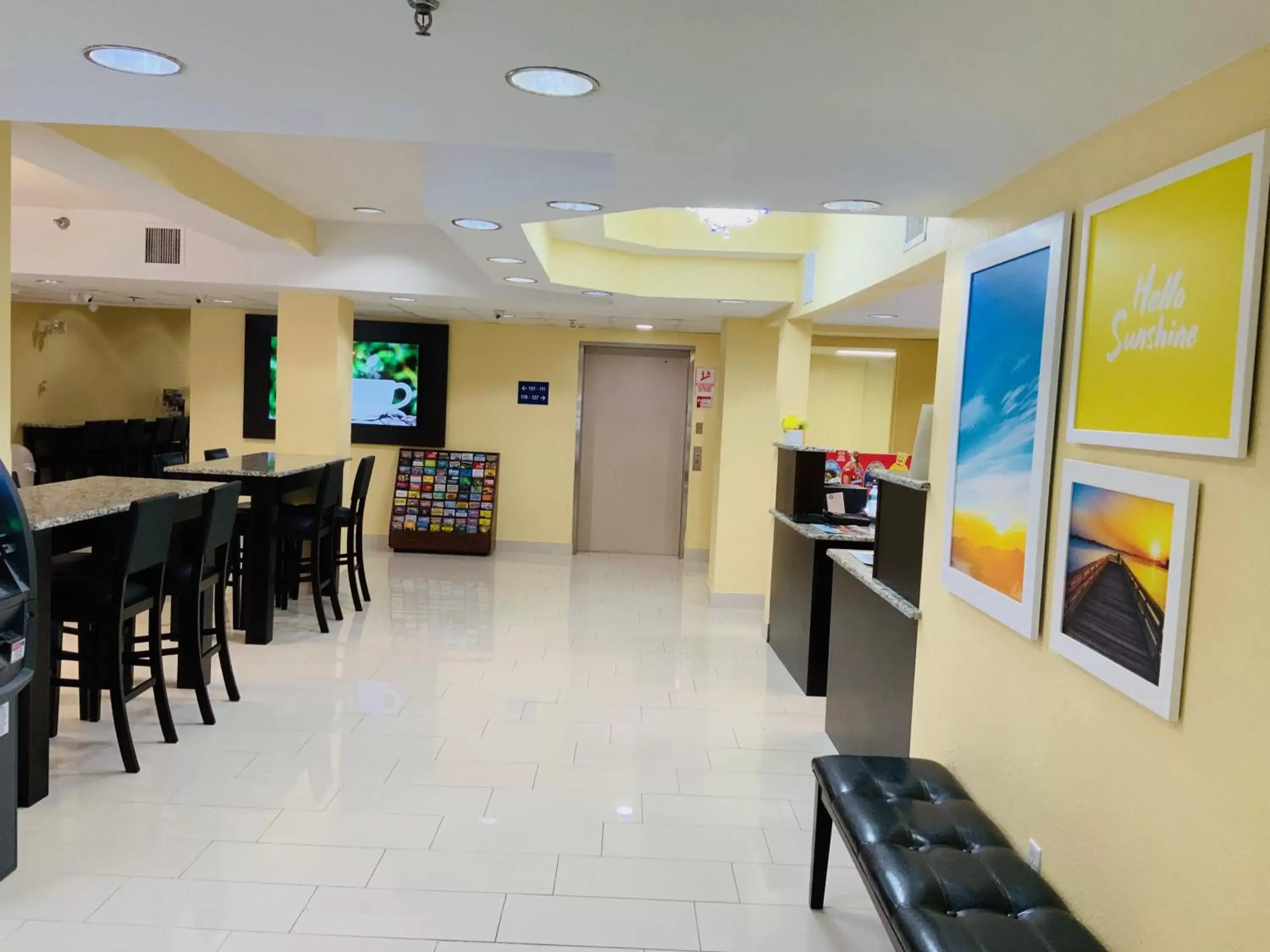 Lobby or reception in Days Inn & Suites by Wyndham Tampa/Raymond James Stadium