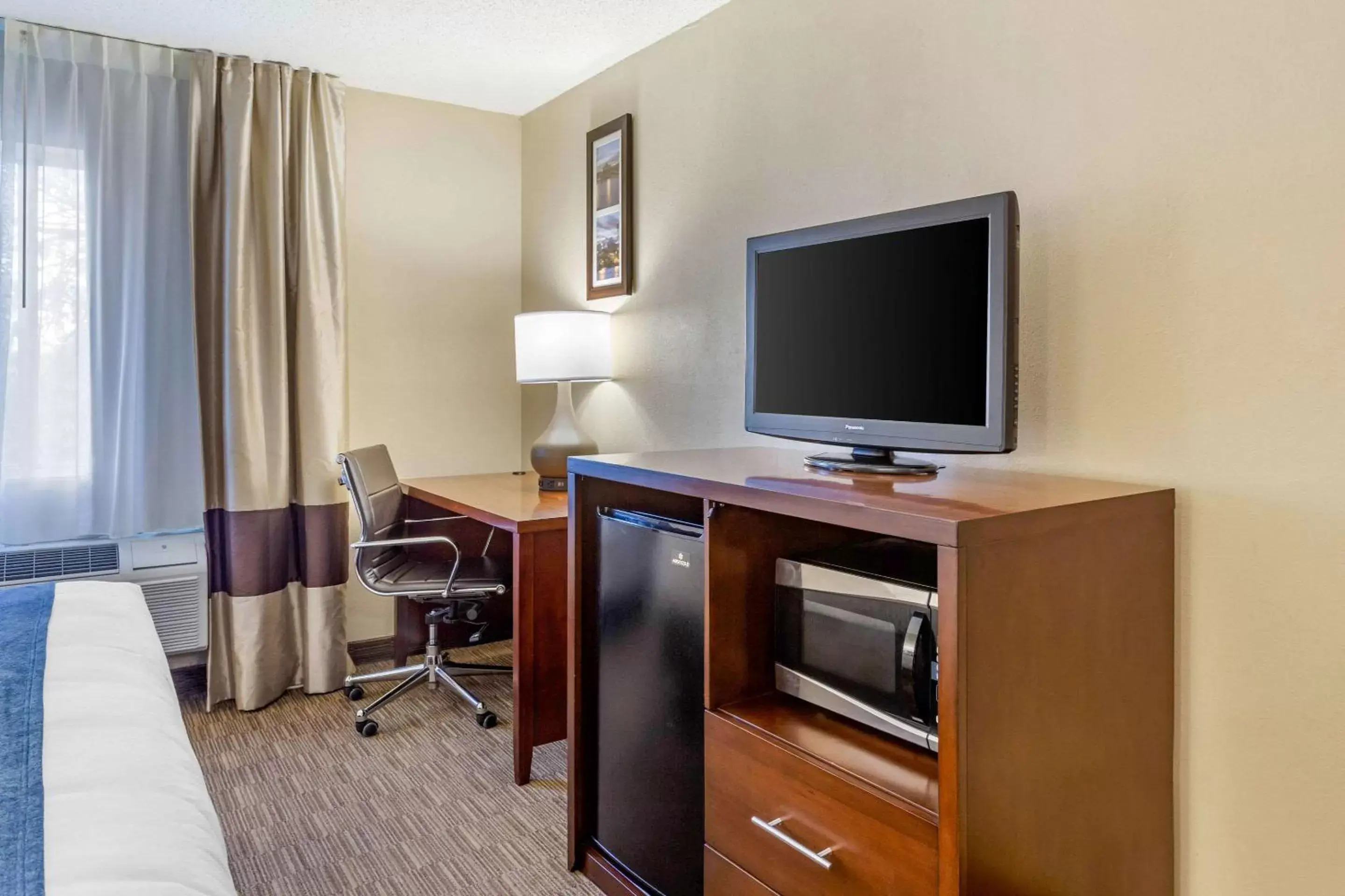 Photo of the whole room, TV/Entertainment Center in Comfort Inn Rockford near Casino District
