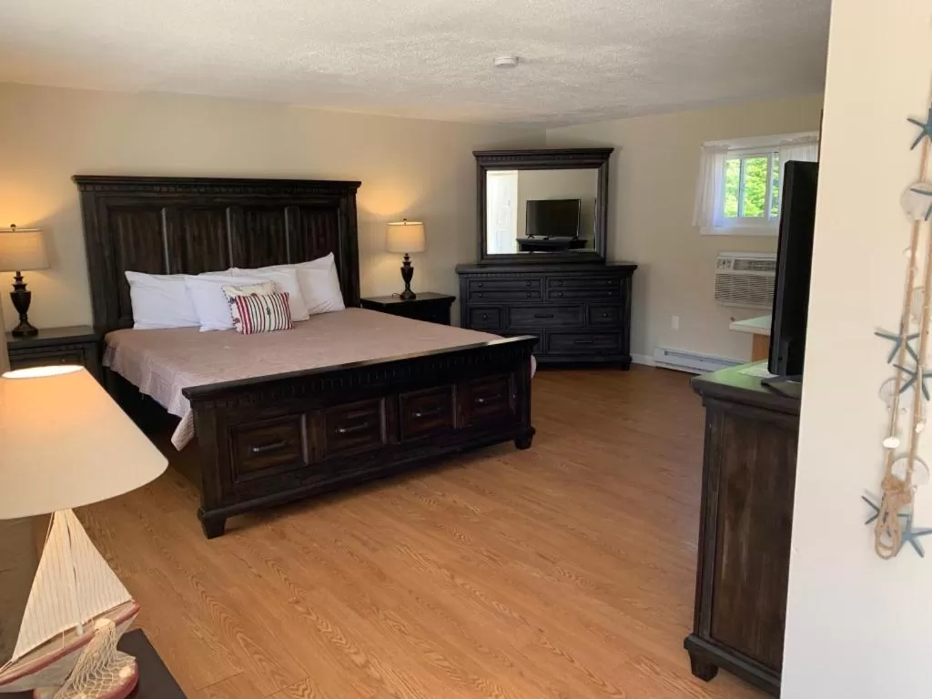 Bed in Shore Road Inn