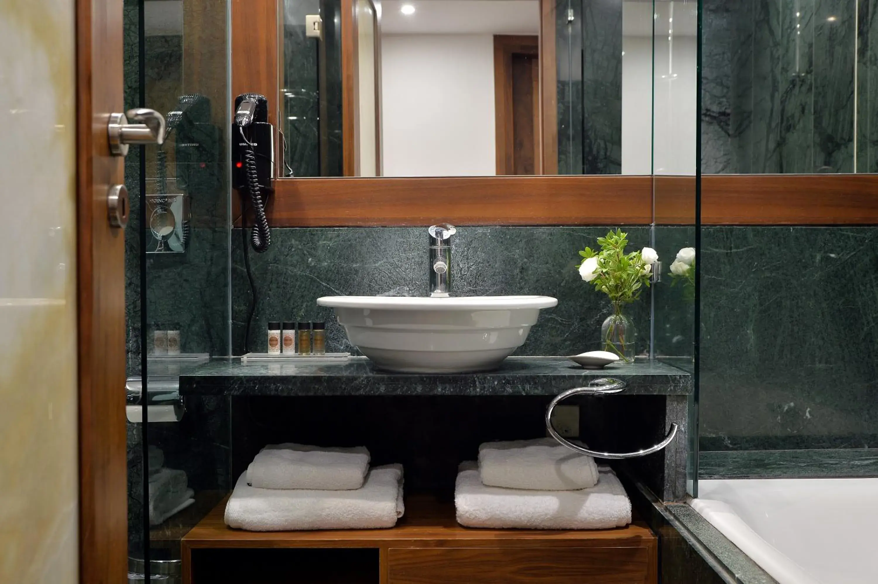 Bathroom in Athenaeum Eridanus Luxury Hotel