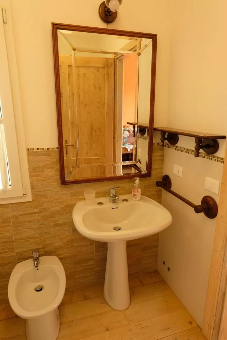 Bathroom in Red Fenice