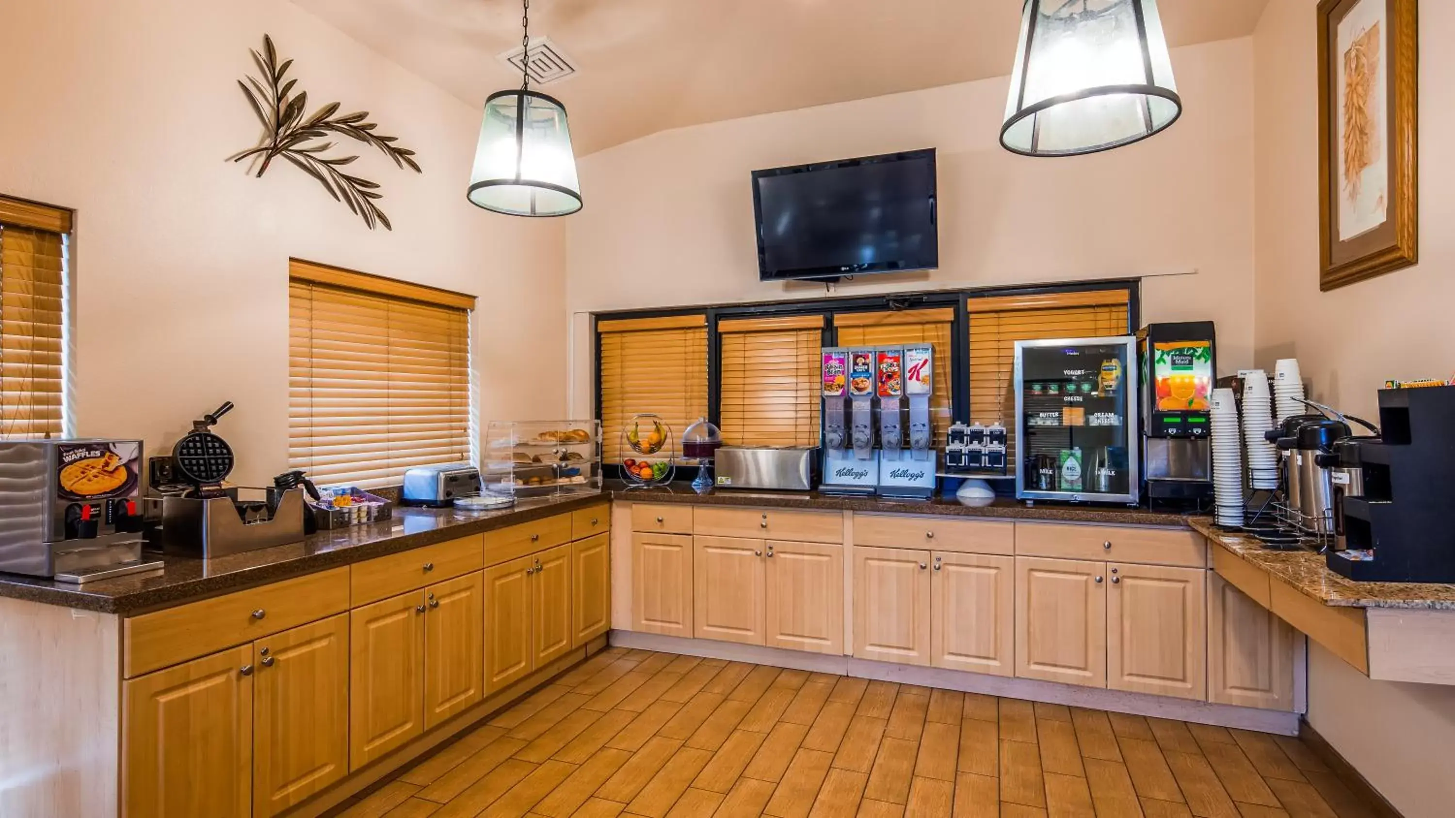 Breakfast, Kitchen/Kitchenette in Best Western Sawmill Inn