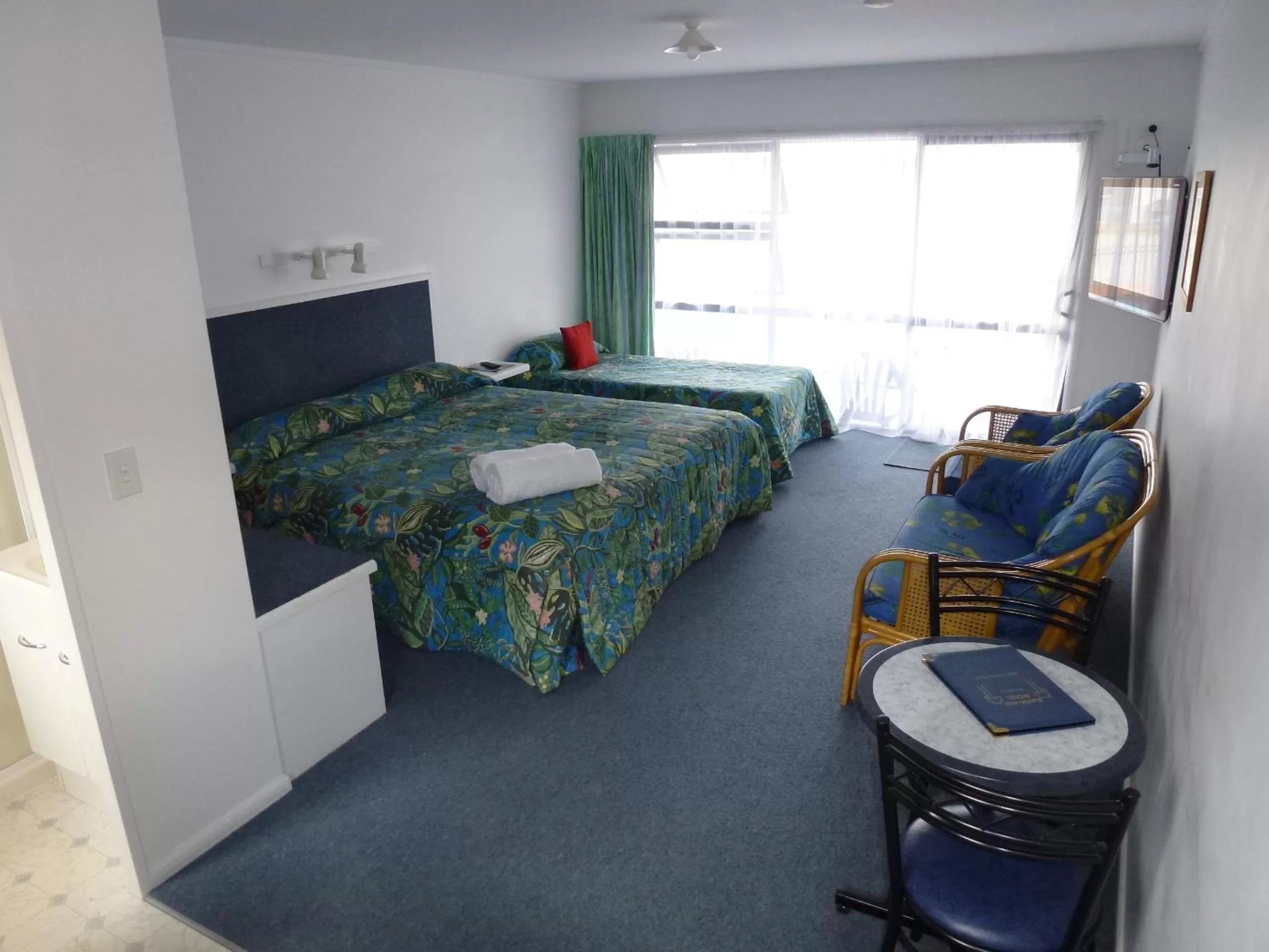 Photo of the whole room, Bed in Mana-Nui Motel