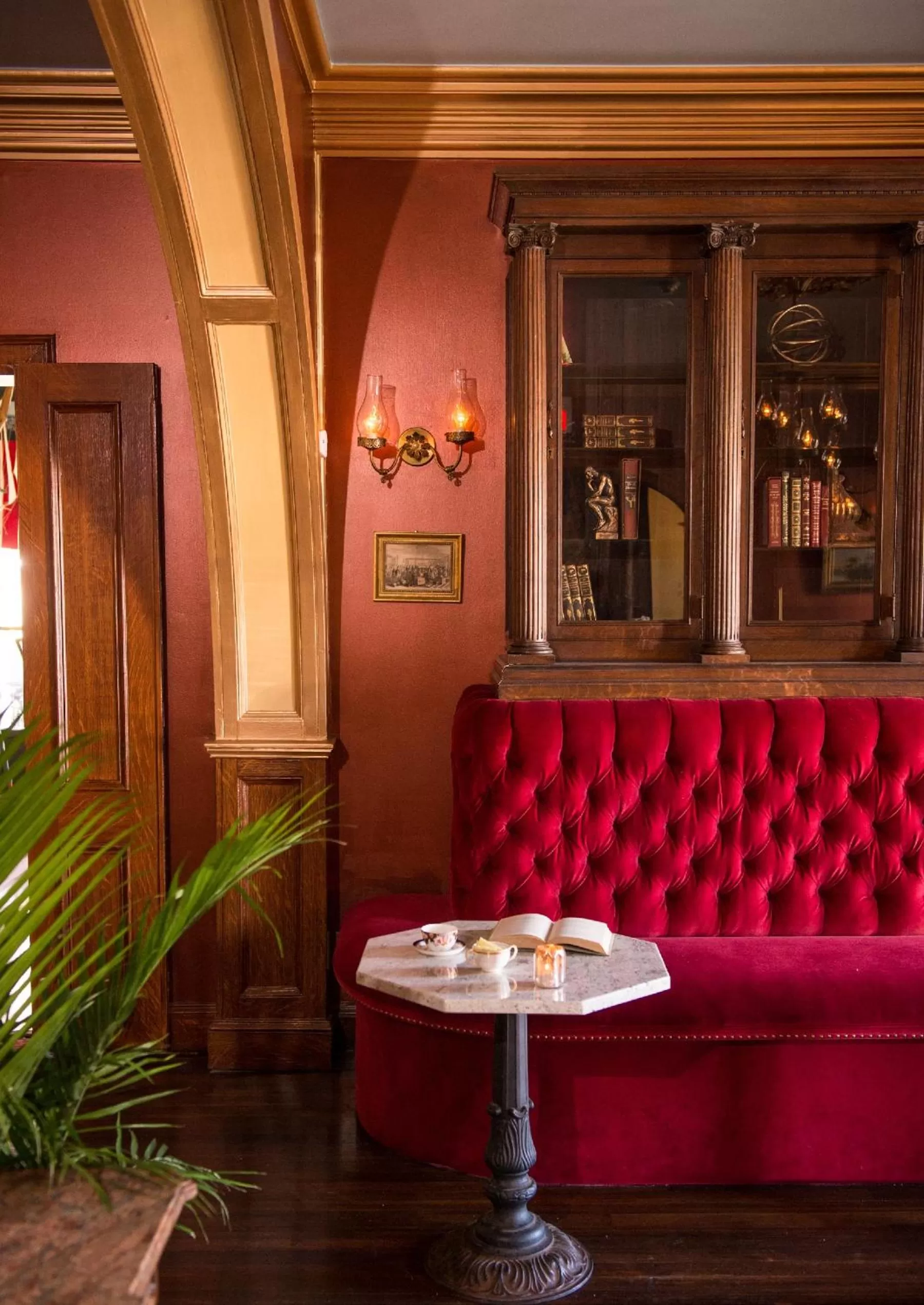 Communal lounge/ TV room in The Inn at Saratoga