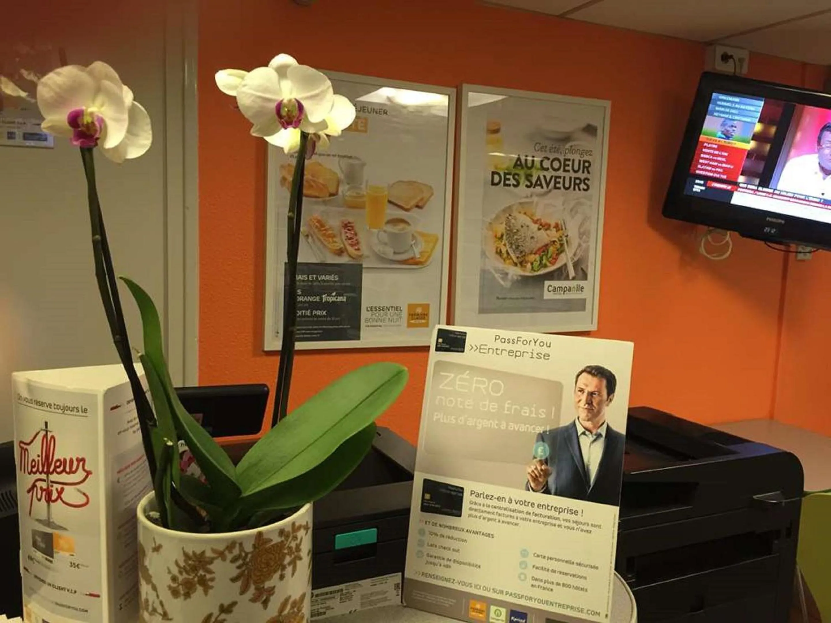 Lobby or reception in Premiere Classe St Etienne Nord Villars