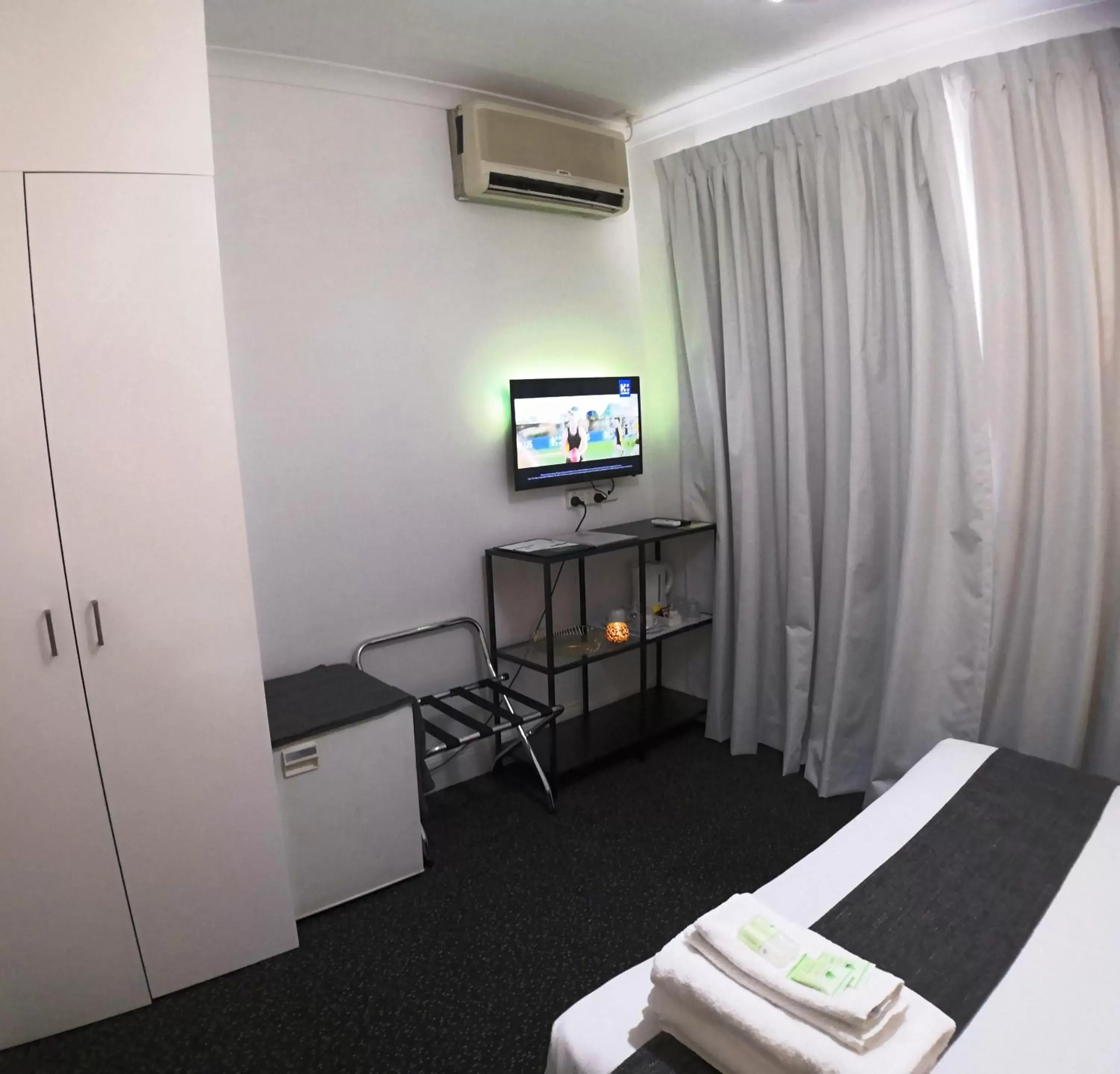 Bedroom, TV/Entertainment Center in Criterion Hotel Perth