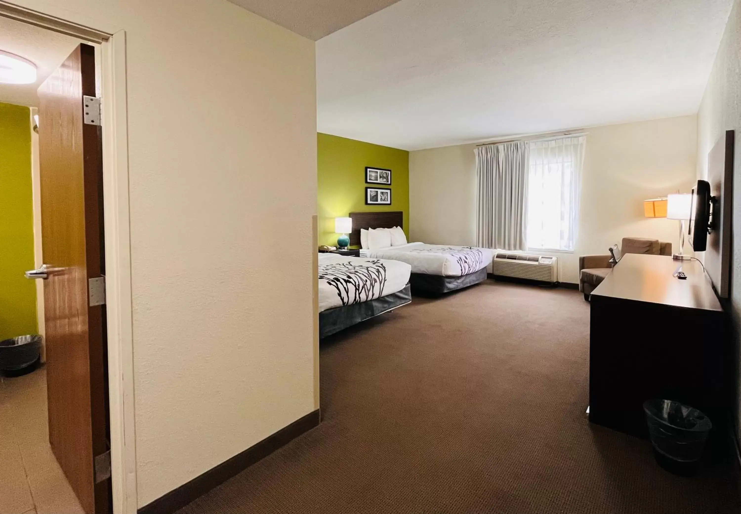 Photo of the whole room, Bed in Sleep Inn & Suites Lakeland I-4