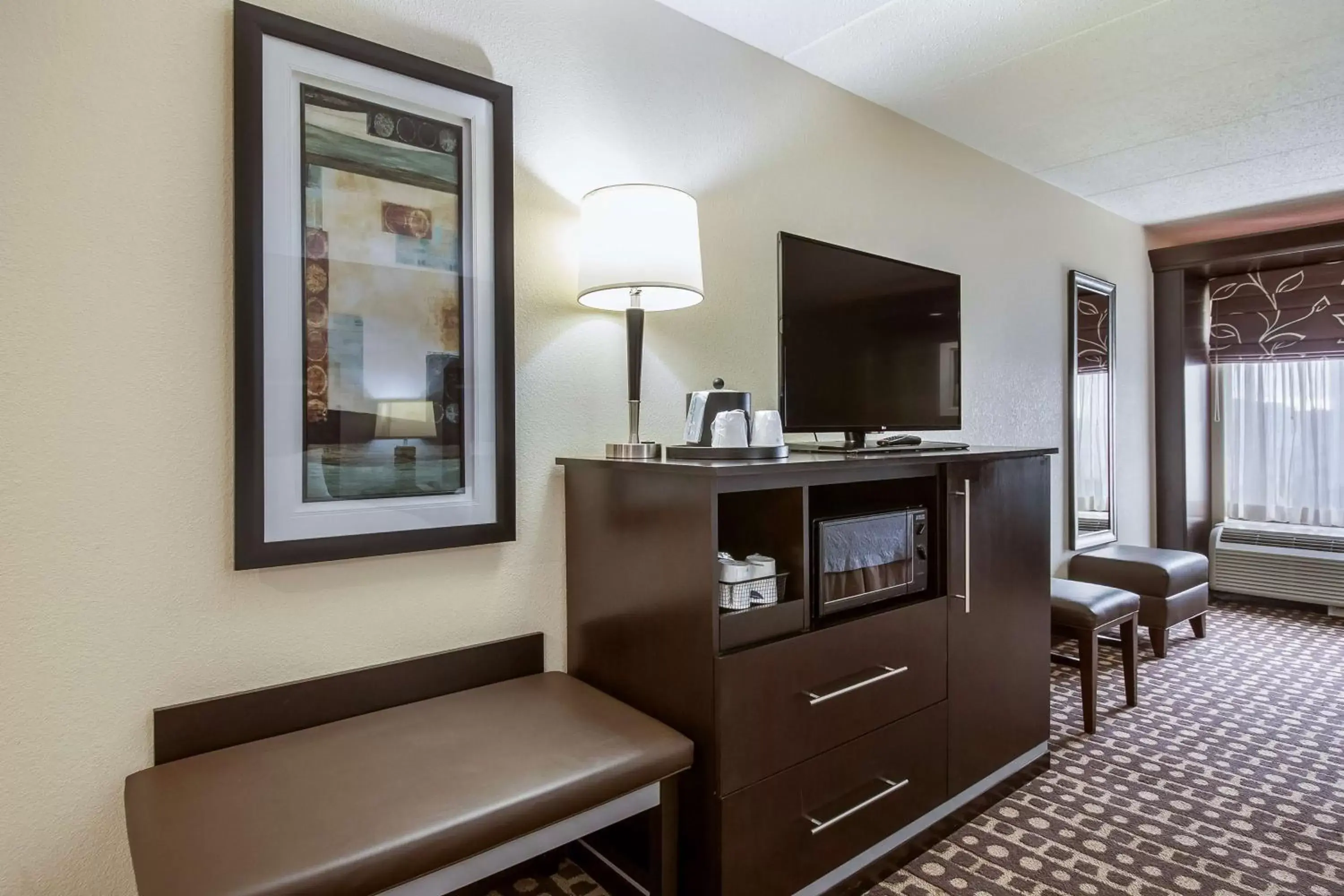 Bedroom, TV/Entertainment Center in Hampton Inn West