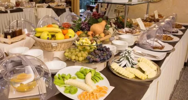 Restaurant/places to eat in Green Hotel