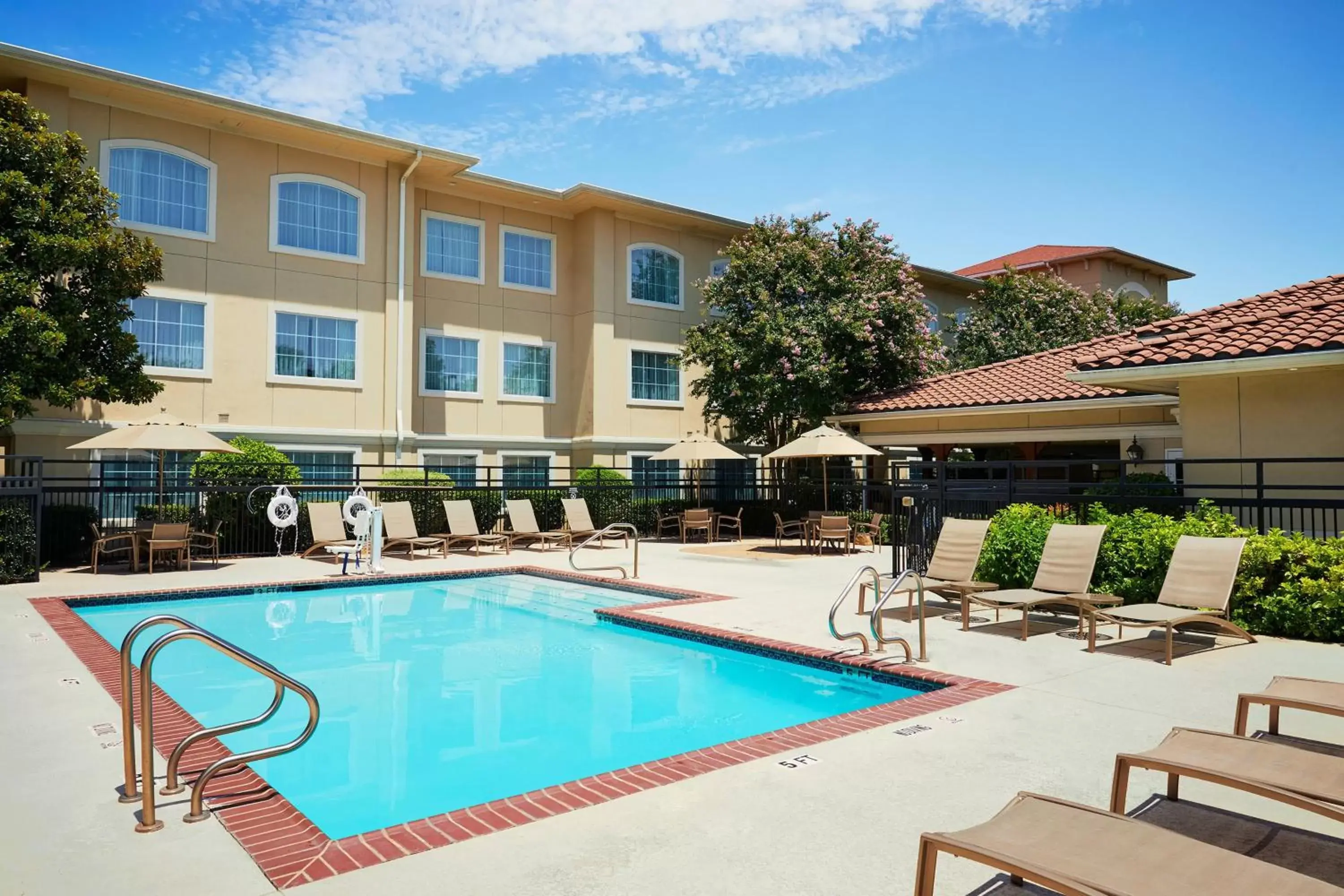 Swimming pool, Property Building in Residence Inn Temple