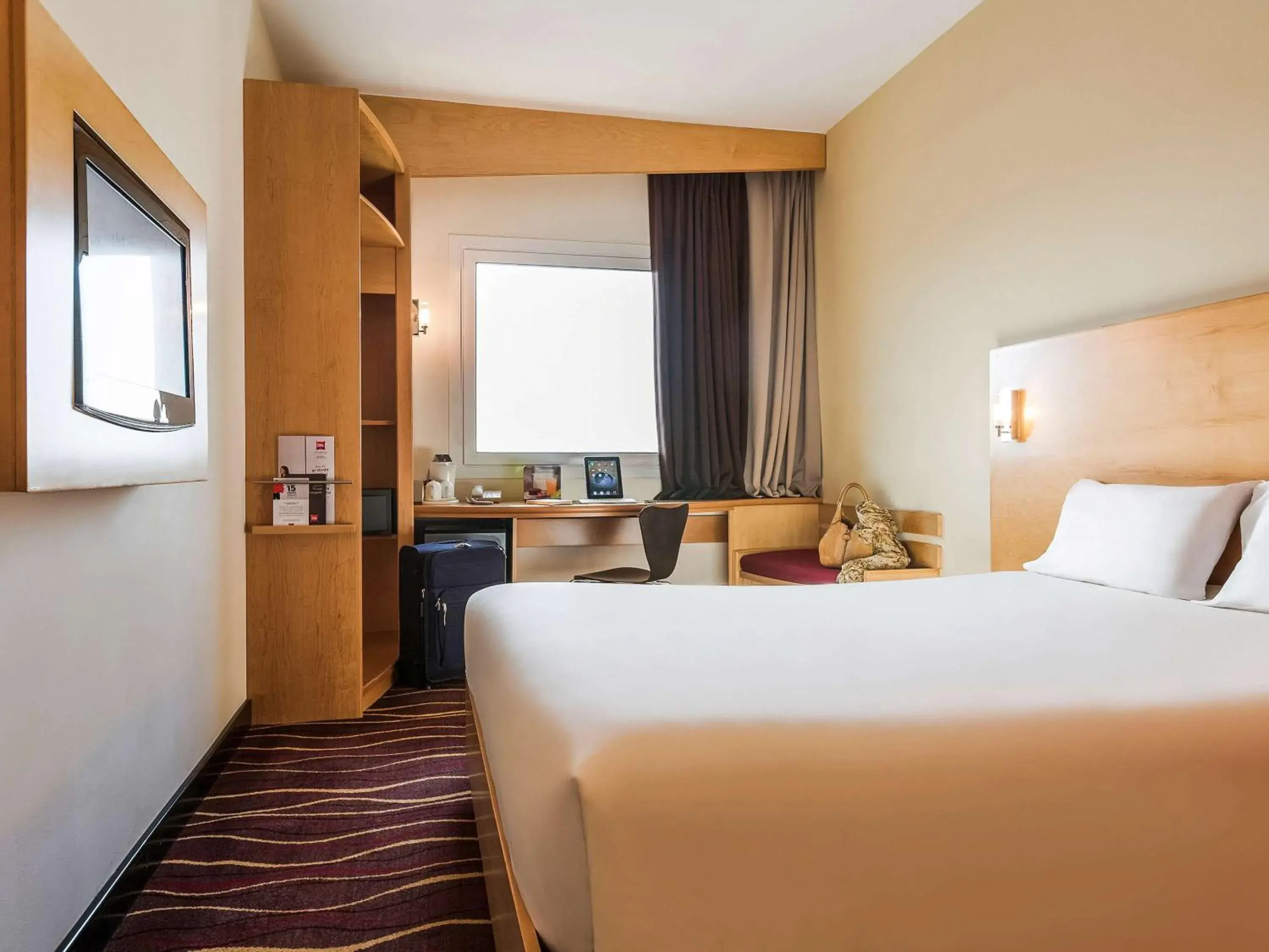 Photo of the whole room, Bed in ibis Muscat