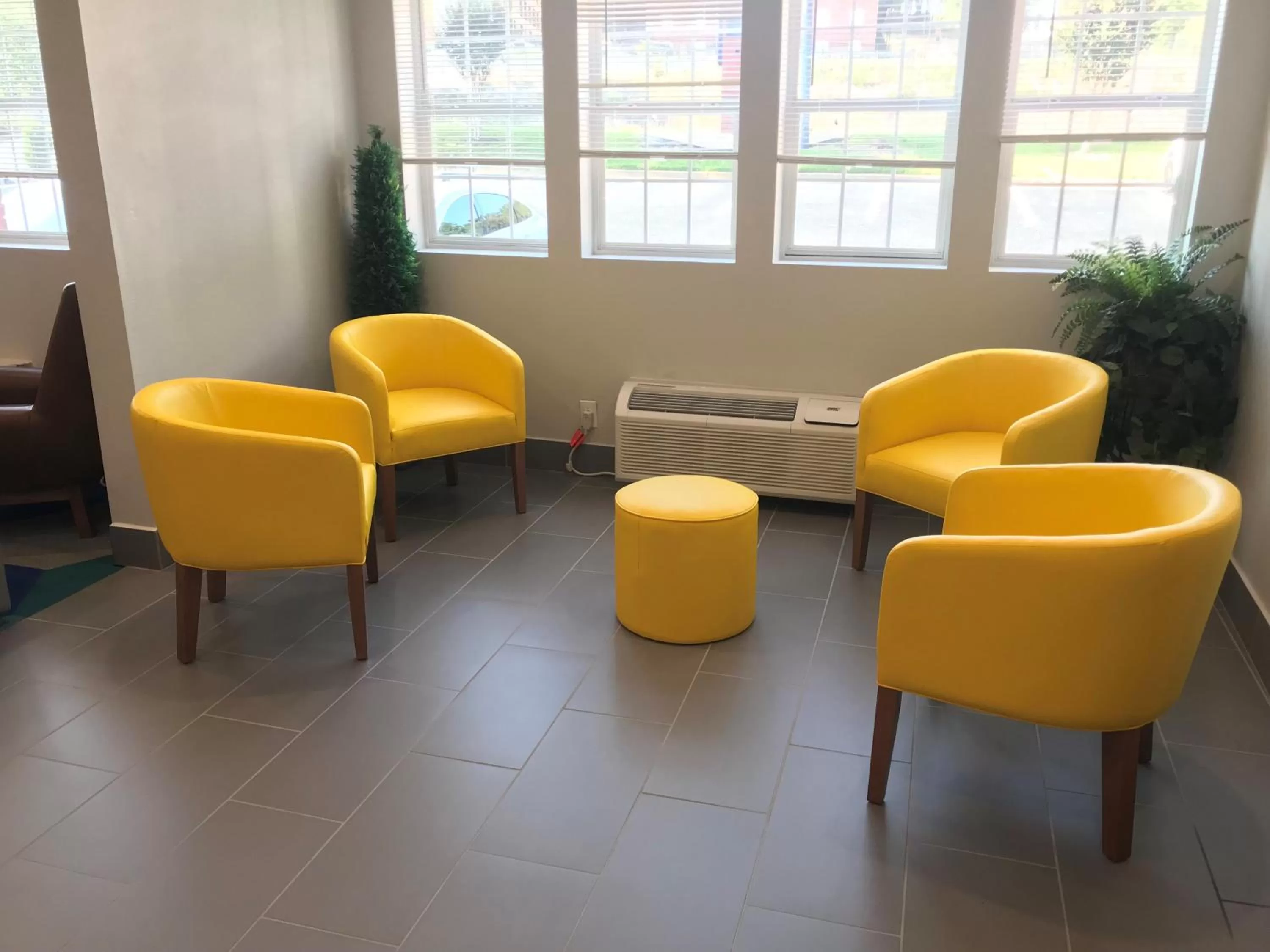 Seating area in Microtel Inn & Suites by Wyndham Stockbridge/Atlanta I-75