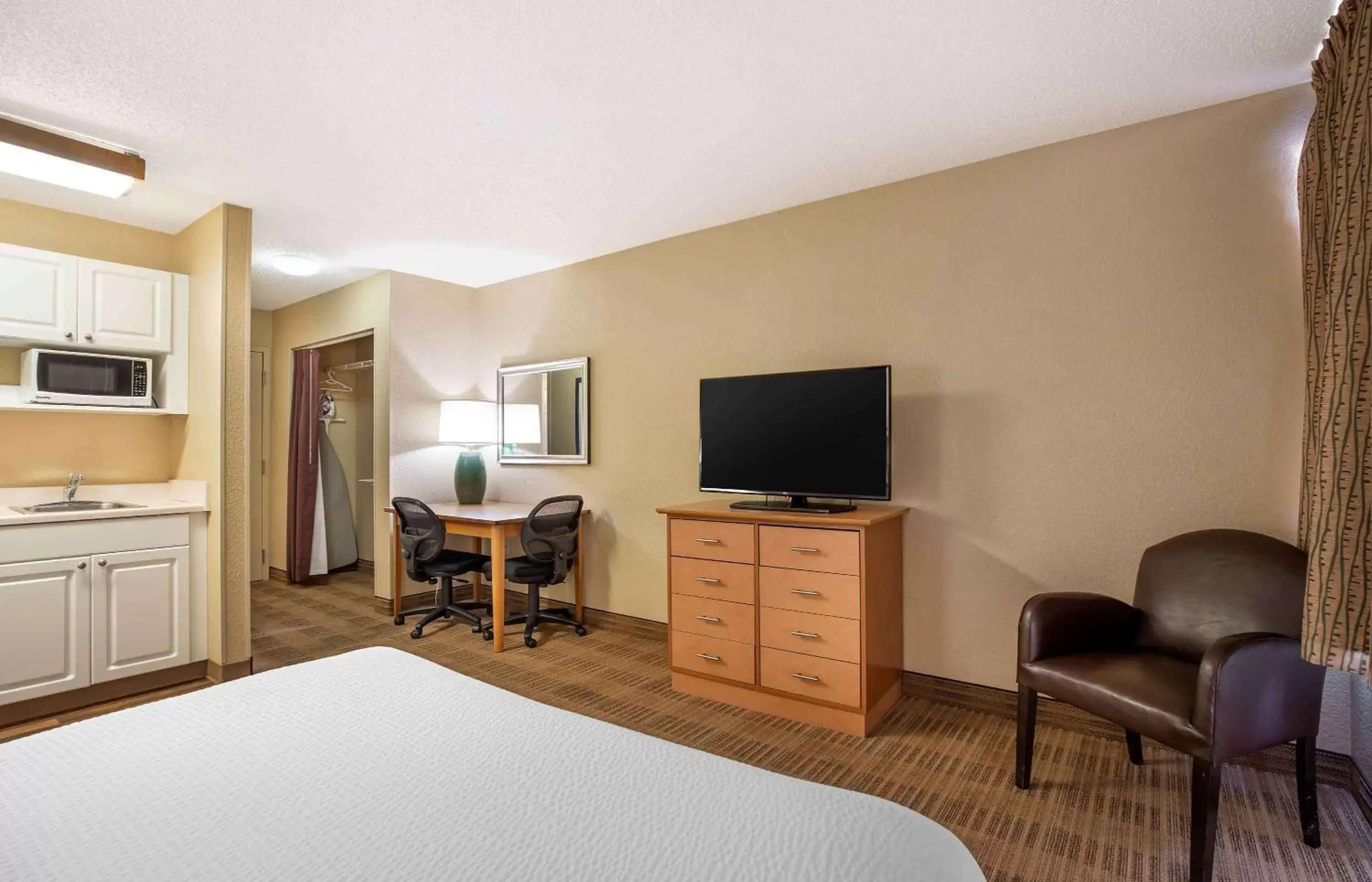 Bedroom, TV/Entertainment Center in Extended Stay America Suites - Denver - Tech Center South