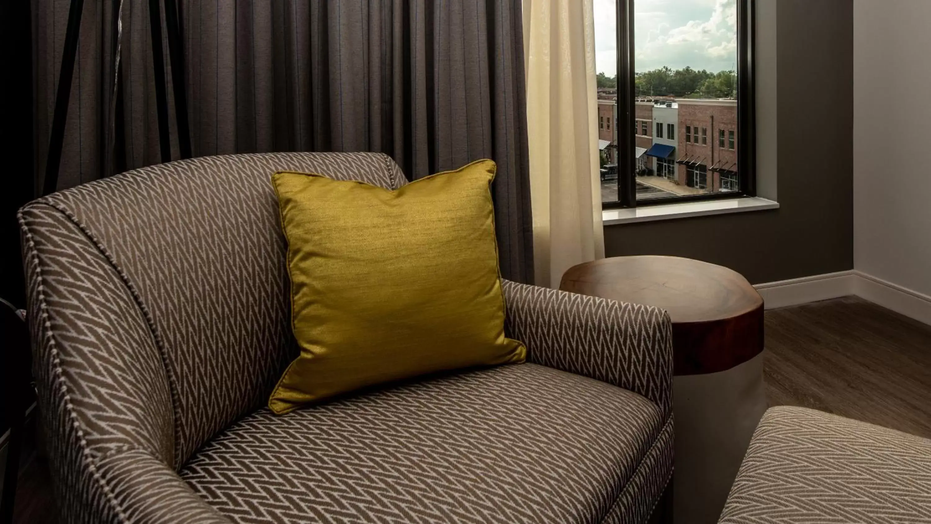 Photo of the whole room, Seating Area in Hotel Indigo Hattiesburg, an IHG Hotel