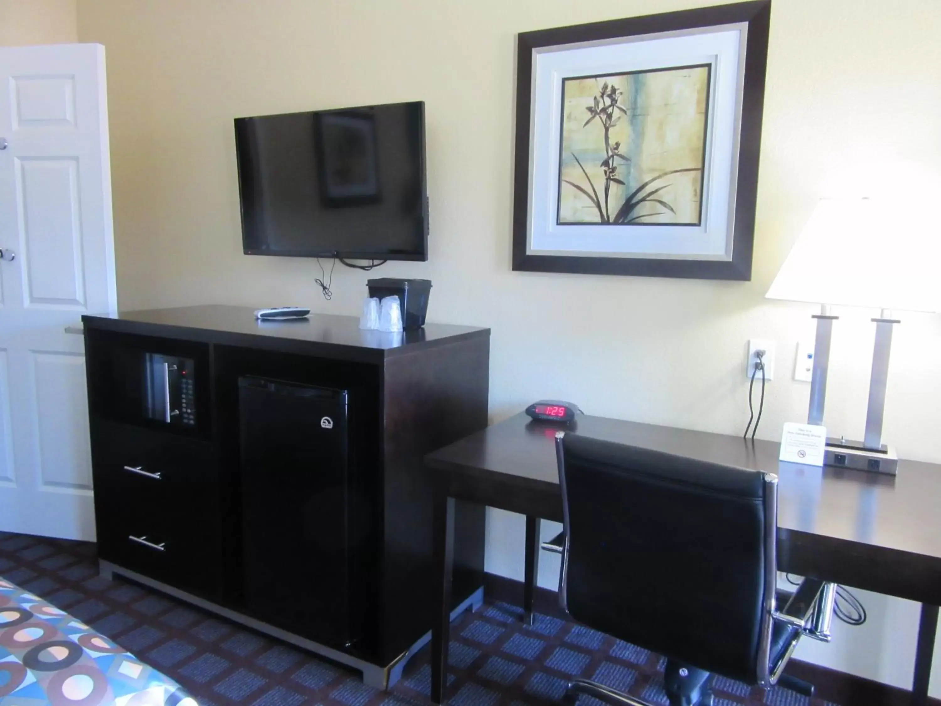 TV and multimedia, TV/Entertainment Center in Executive Inn and Suites Tyler
