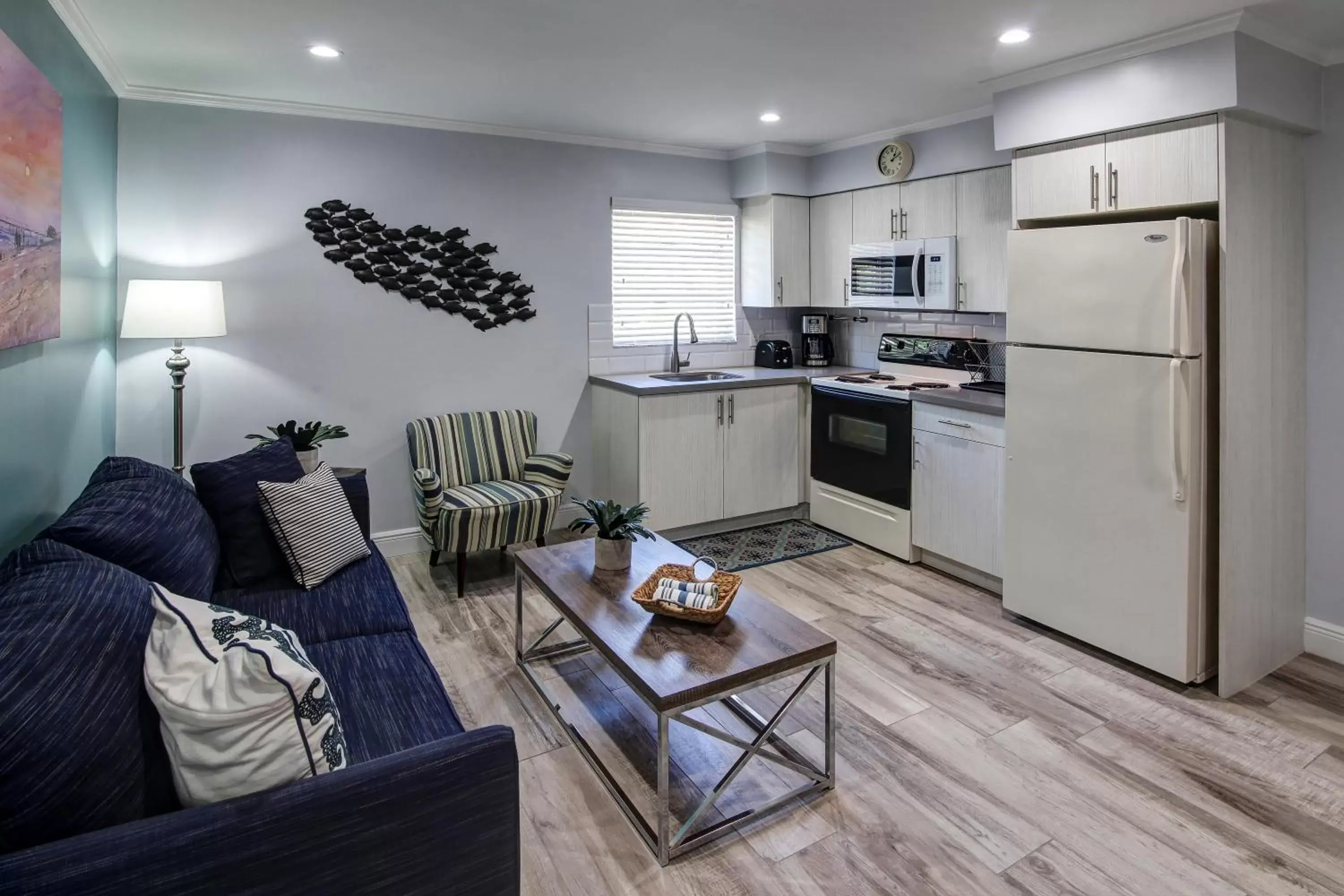 Kitchen or kitchenette, Seating Area in May-Dee Suites in Florida