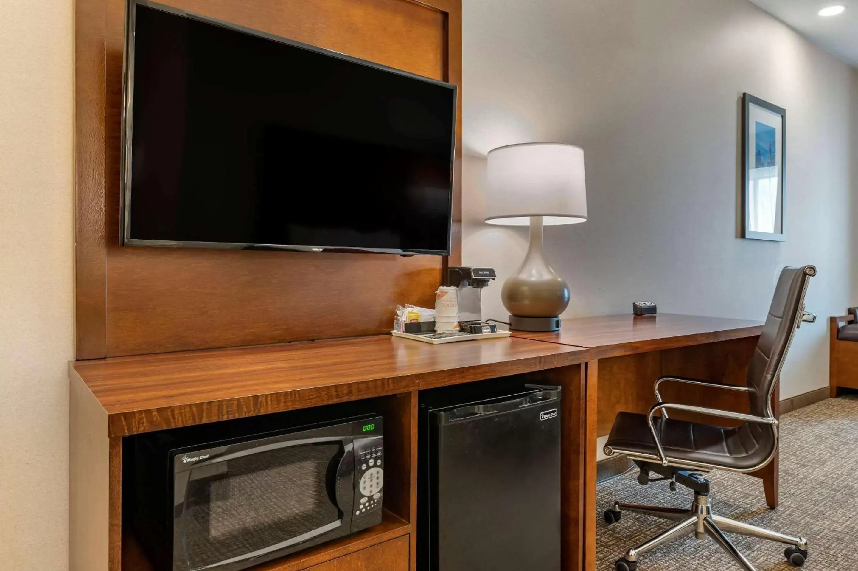 Photo of the whole room, TV/Entertainment Center in Comfort Suites Columbus Airport