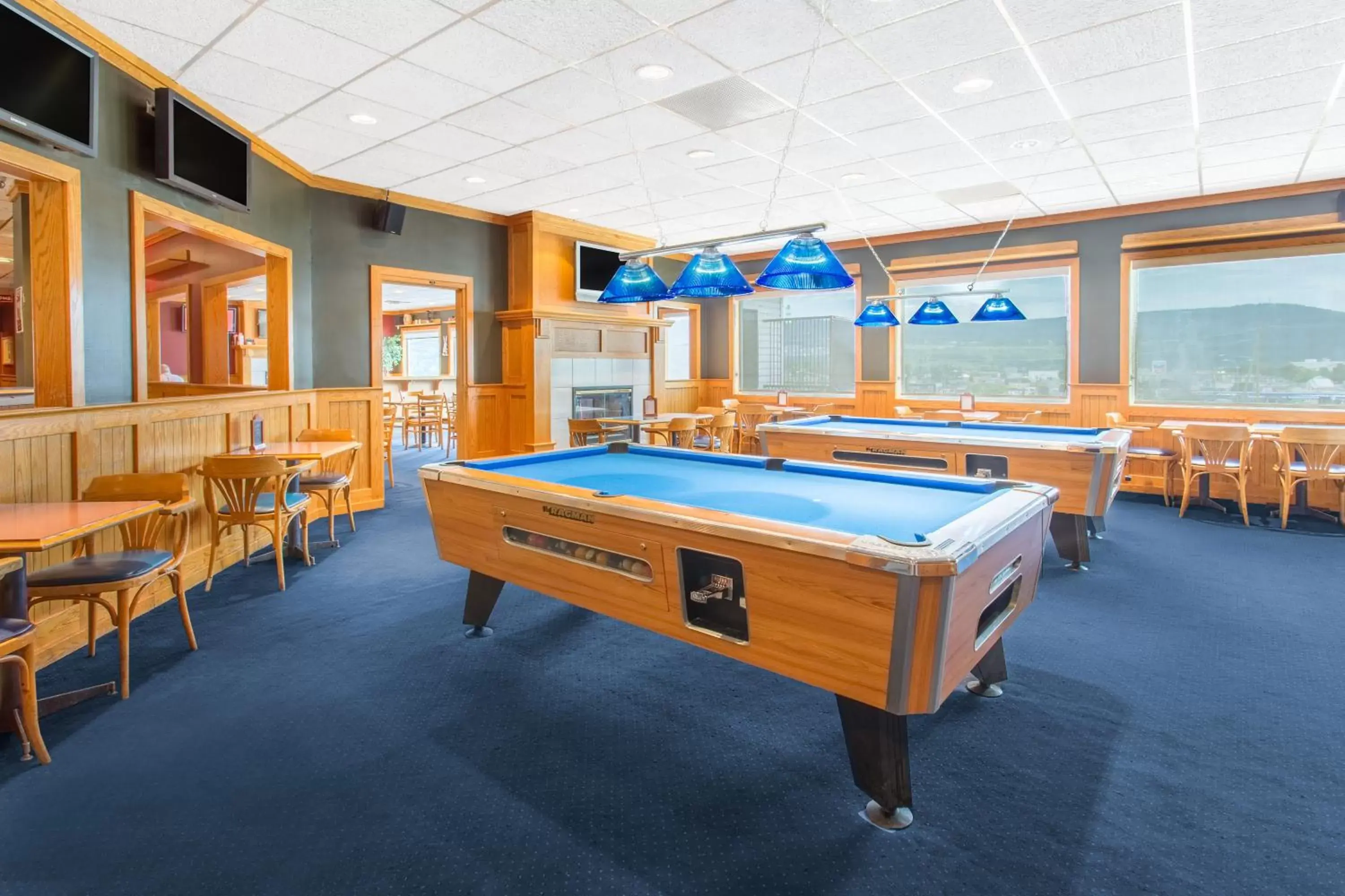 Restaurant/places to eat, Billiards in Ramada by Wyndham Williams Lake