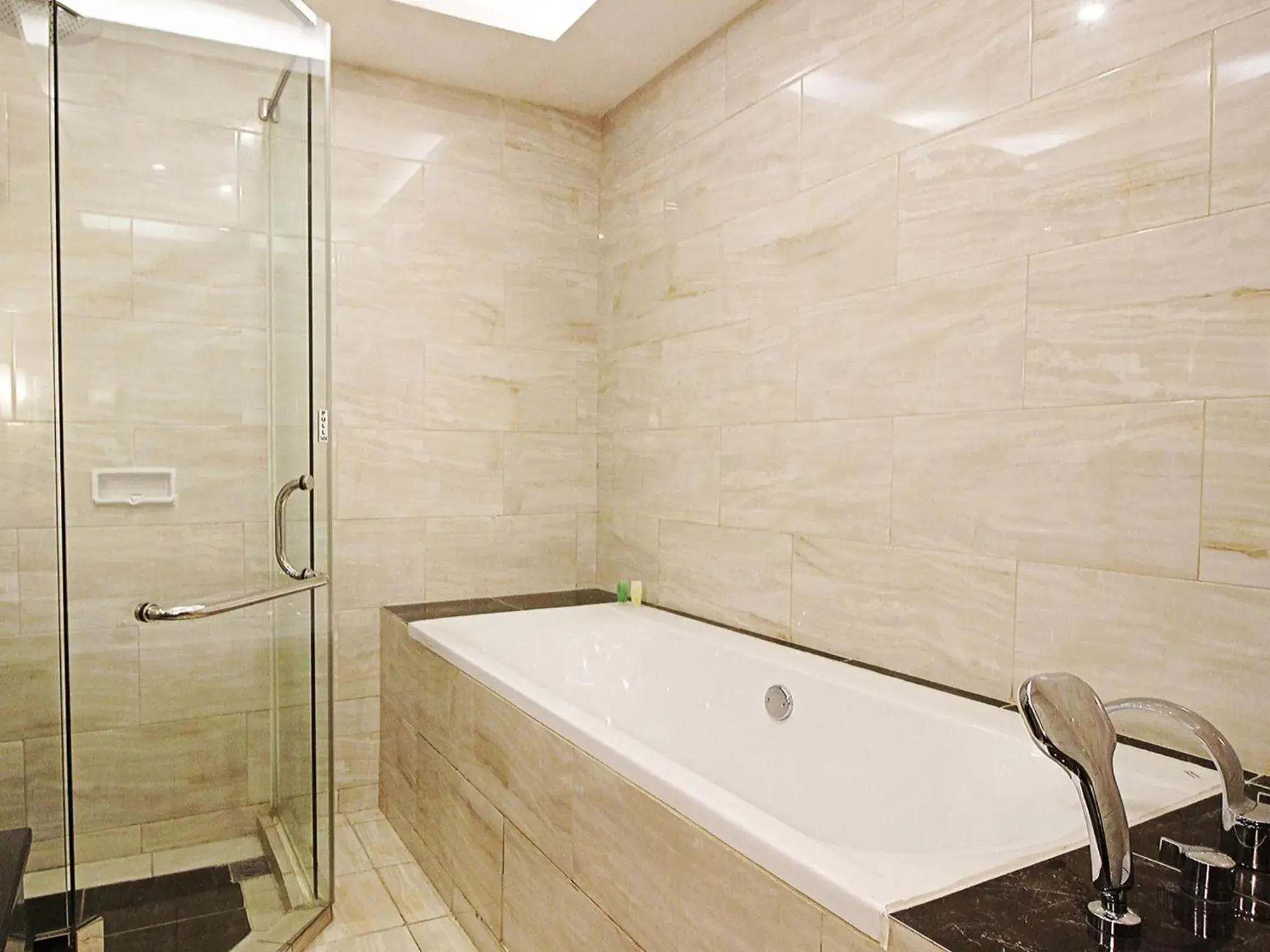 Bath, Bathroom in Java Palace Hotel